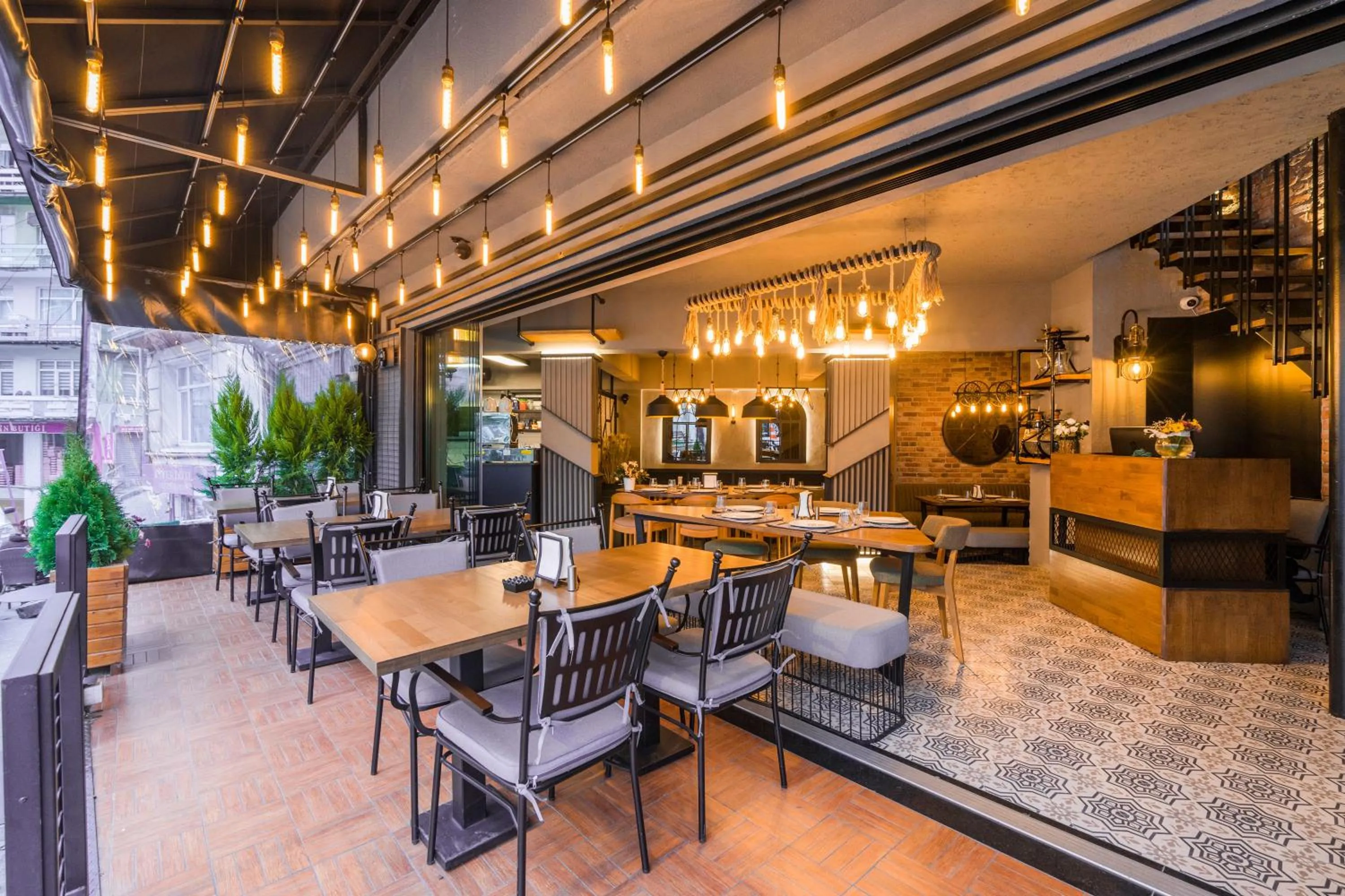 Restaurant/places to eat in Cube Suites