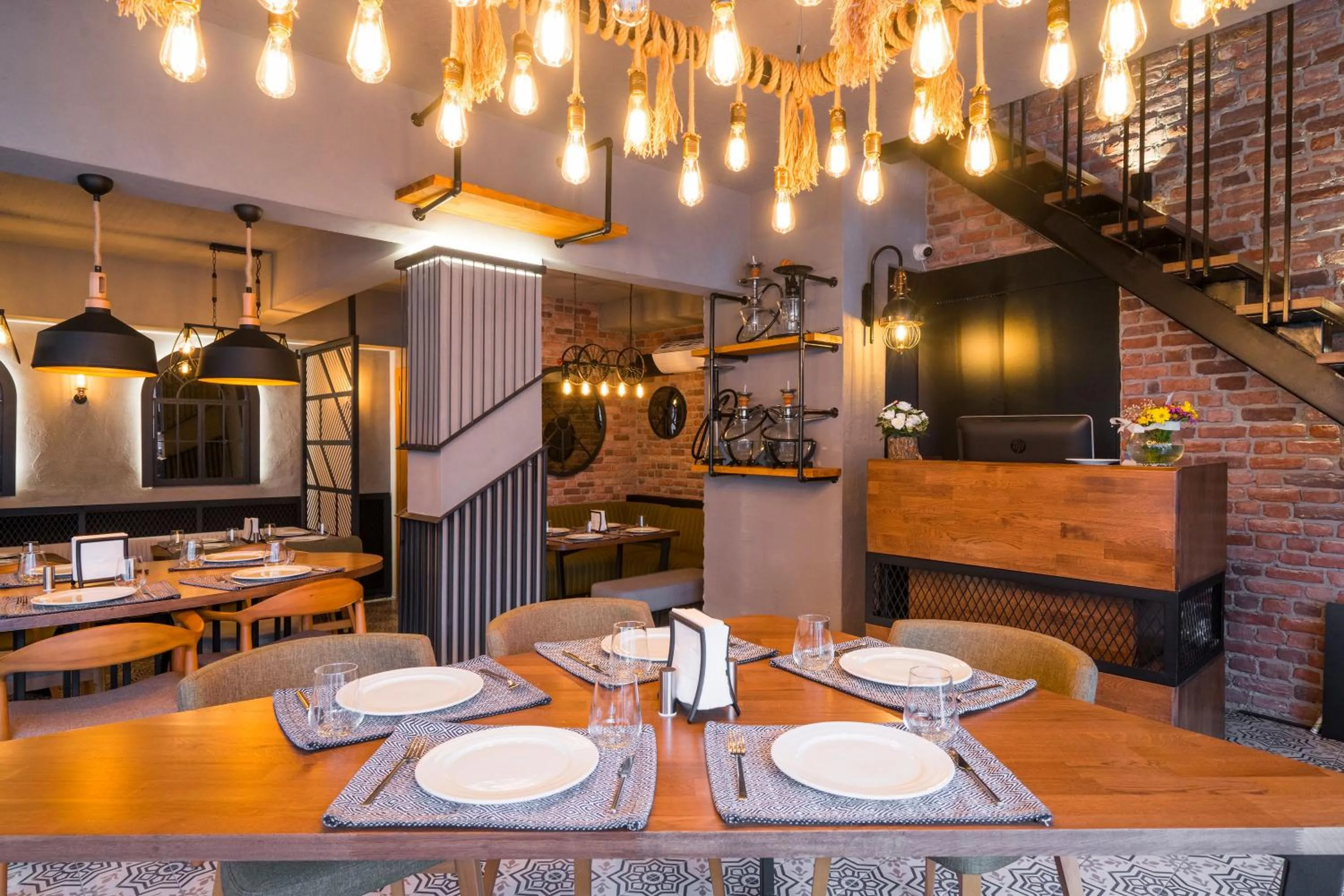 Restaurant/places to eat in Cube Suites