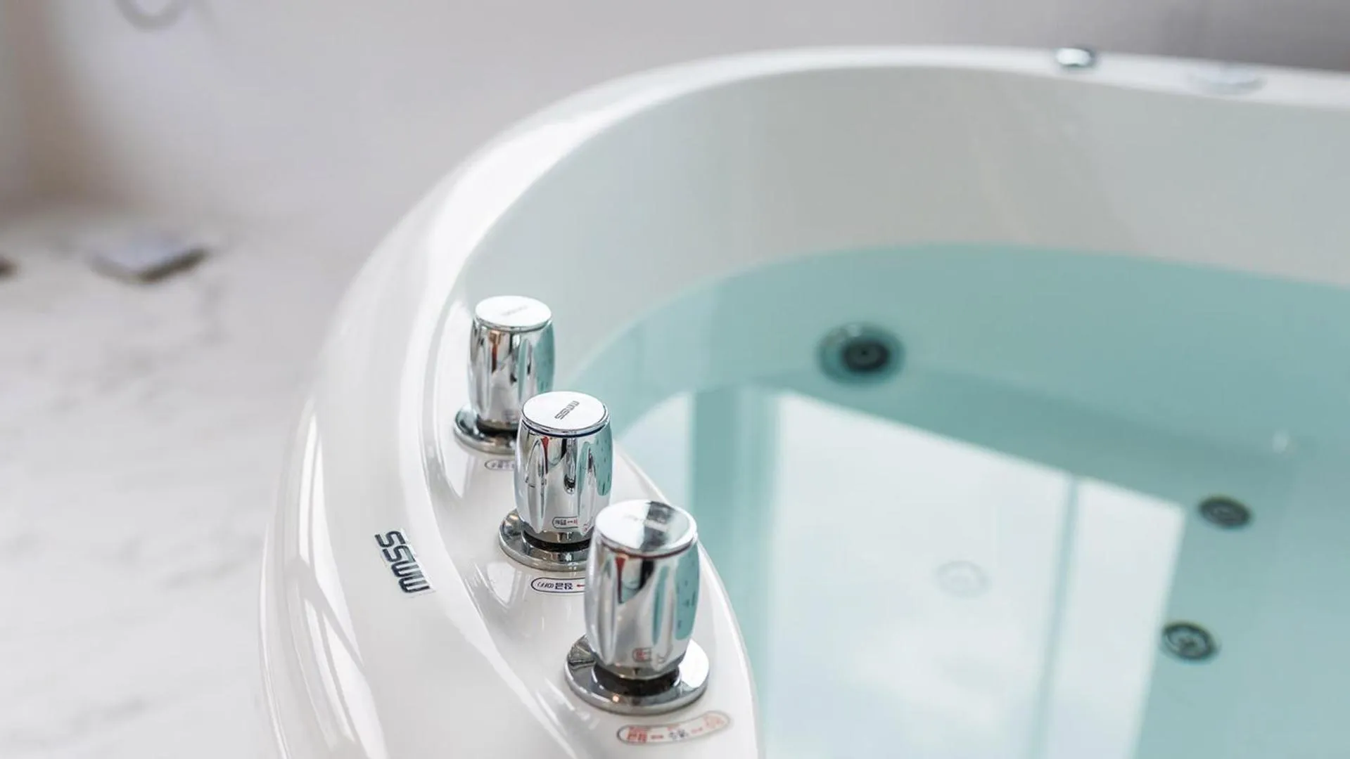 Hot Tub, Bathroom in Castle Pool Resort