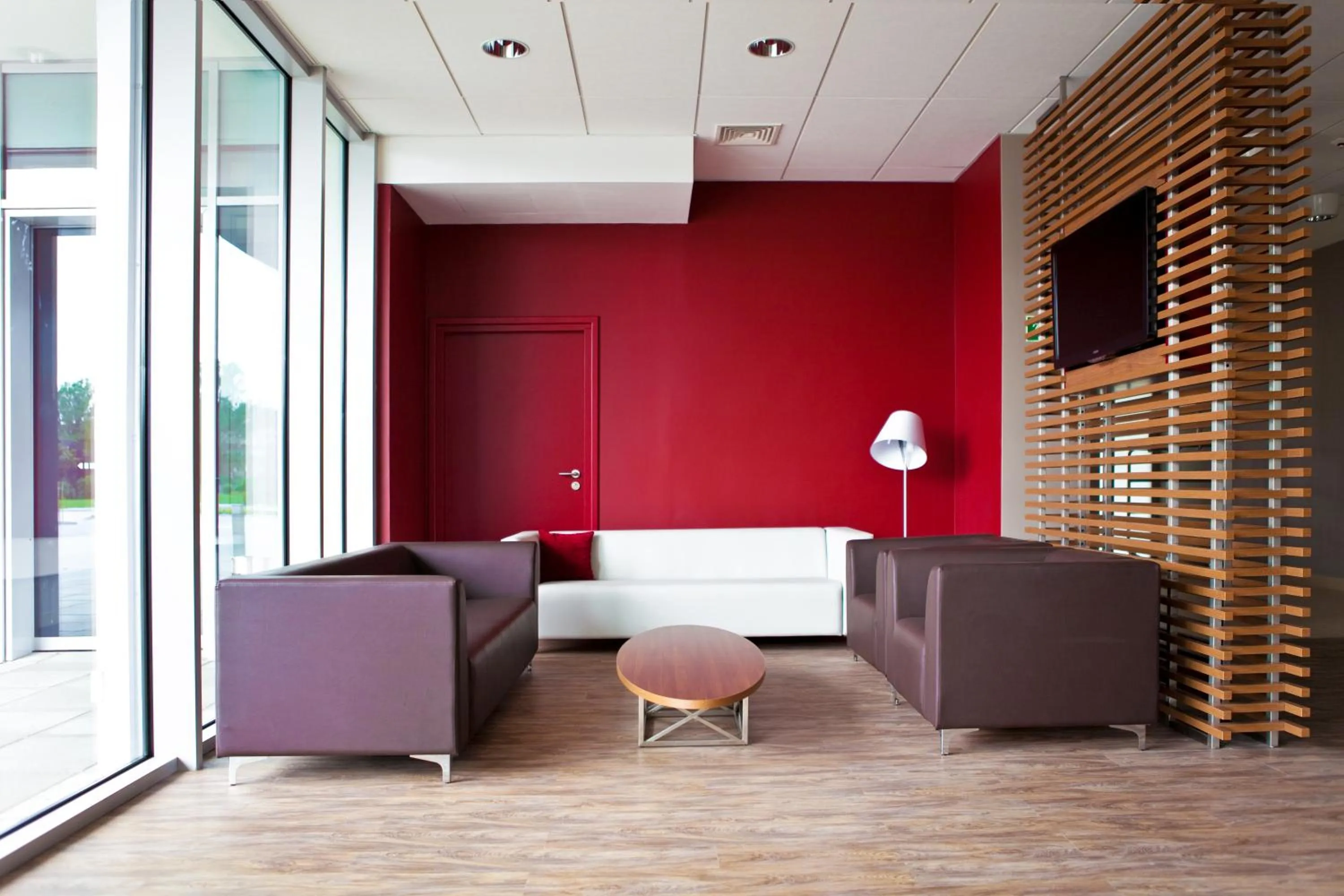 Communal lounge/ TV room in Campanile Wroclaw Centrum