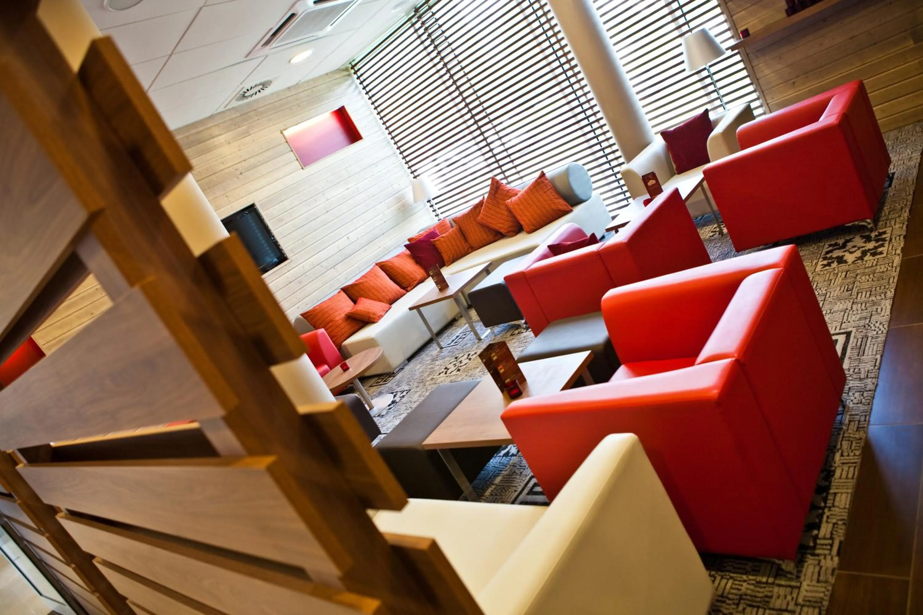 Communal lounge/ TV room in Campanile Wroclaw Centrum