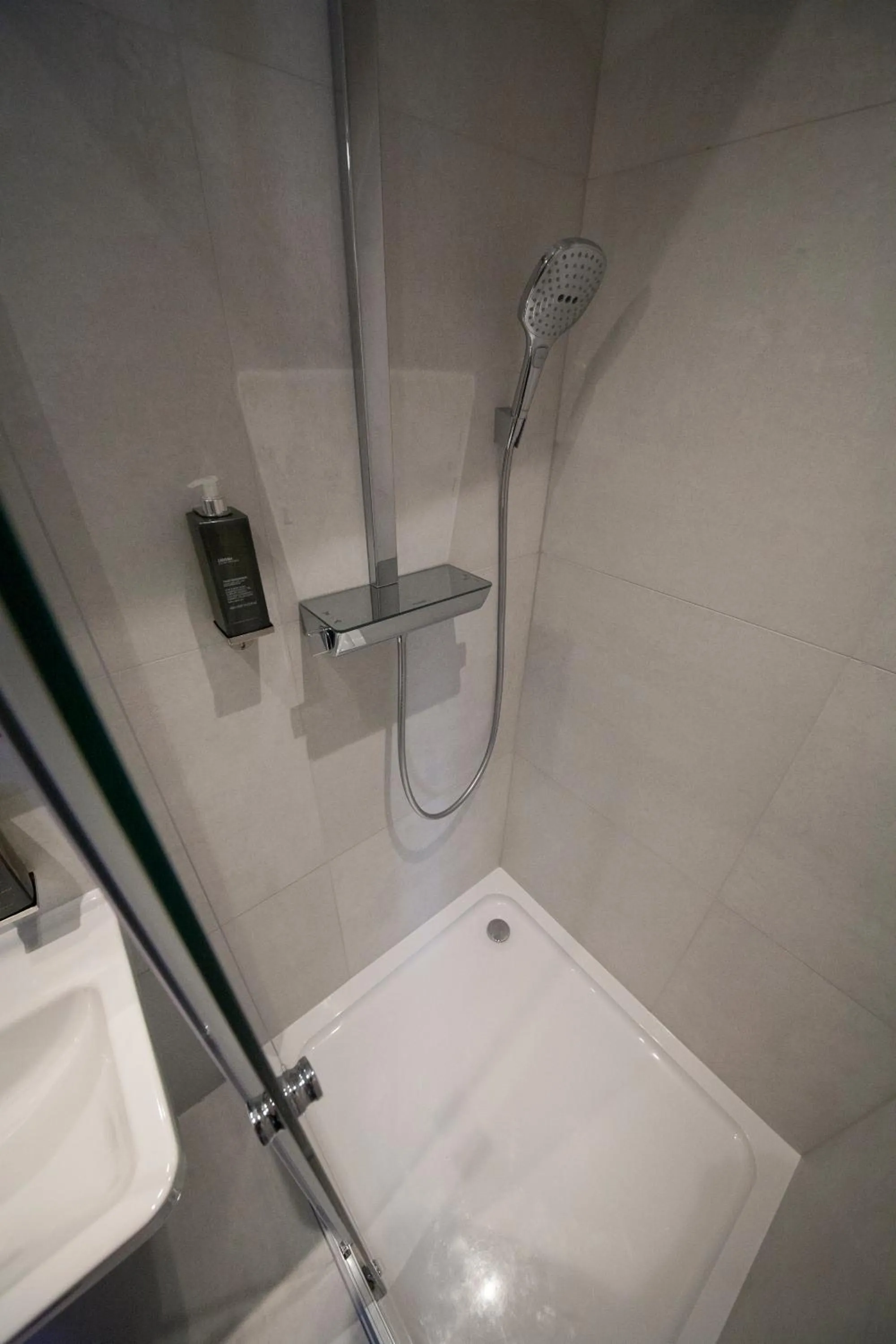 Shower in The Pack And Carriage London