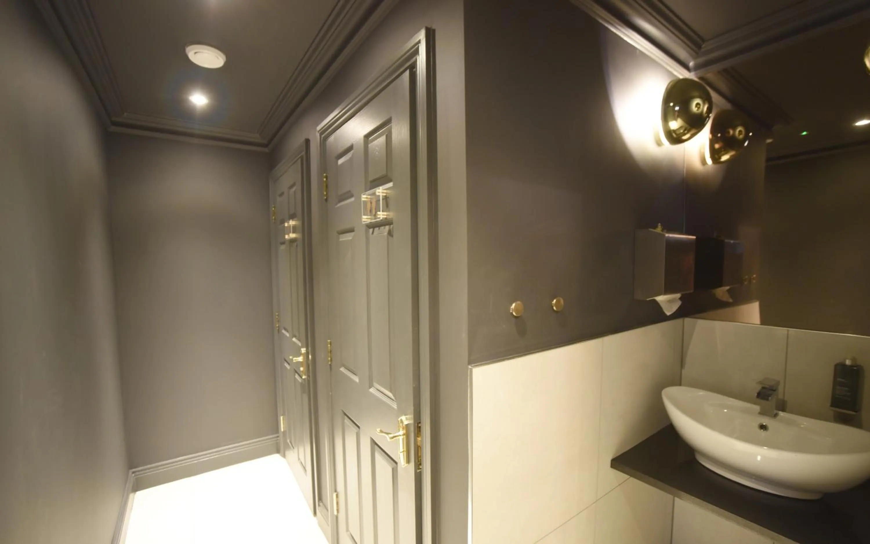 Toilet in The Pack And Carriage London