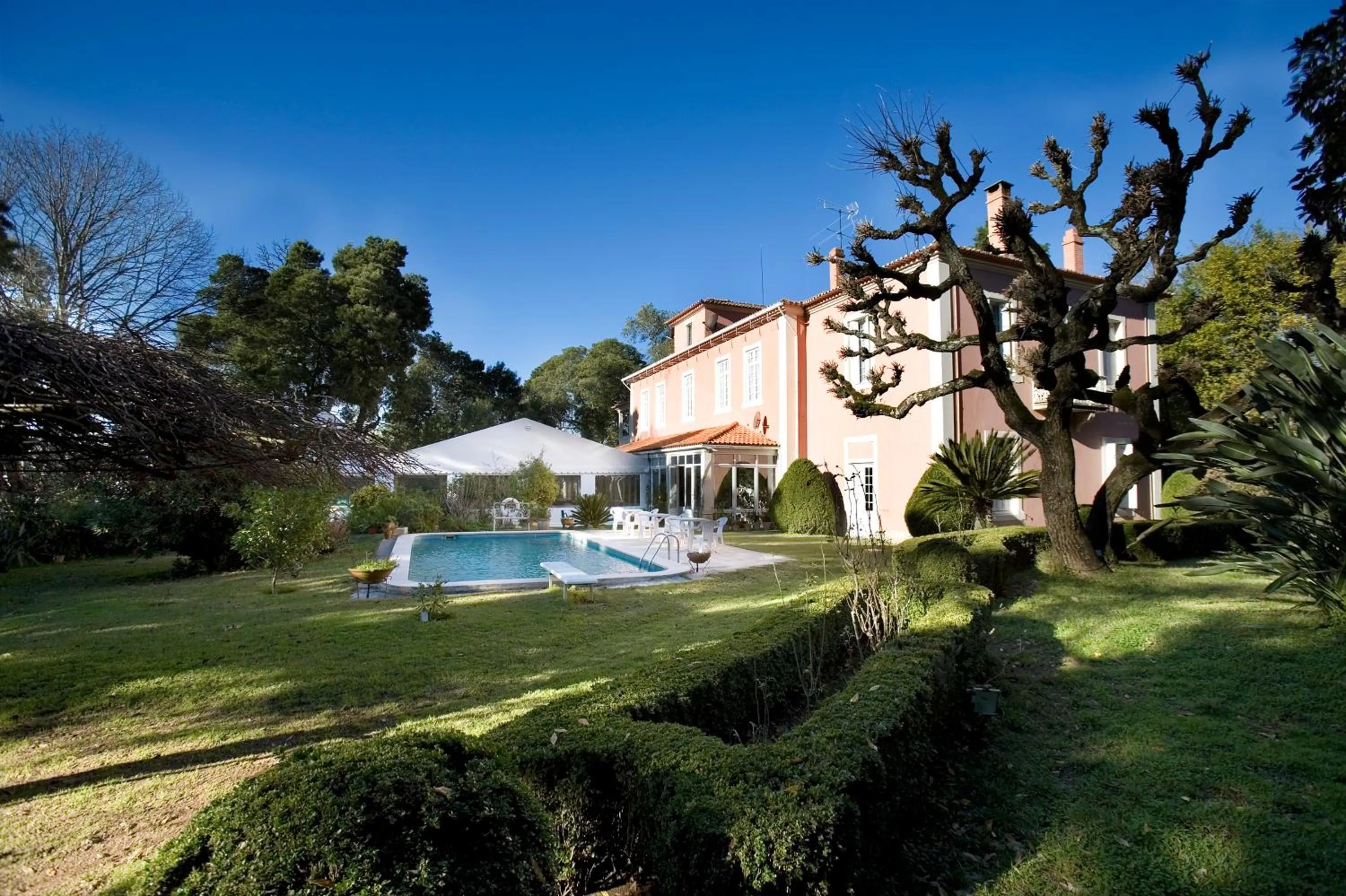 Facade/entrance in Vila Duparchy