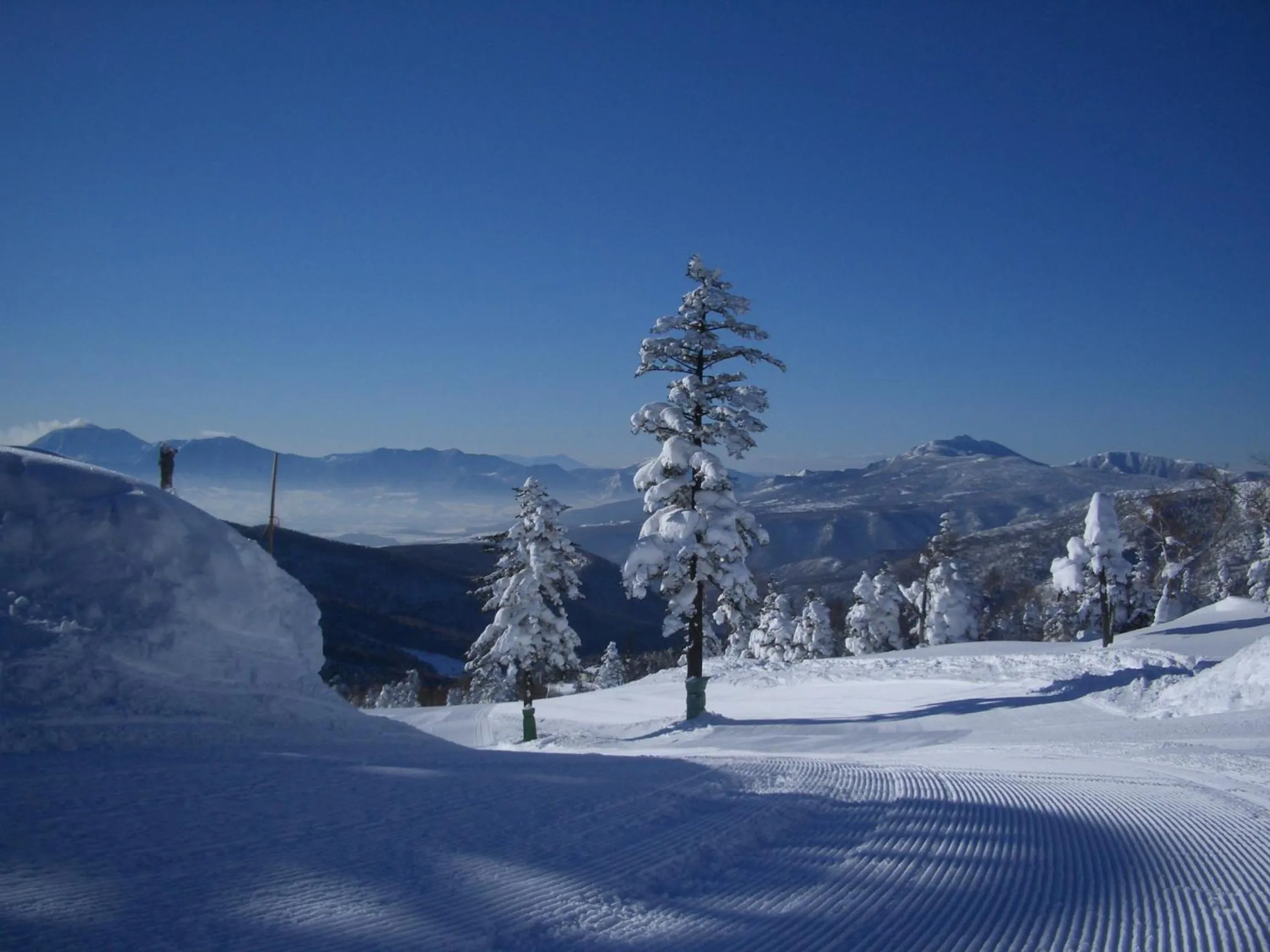 Skiing in Manza Onsen Nisshinkan