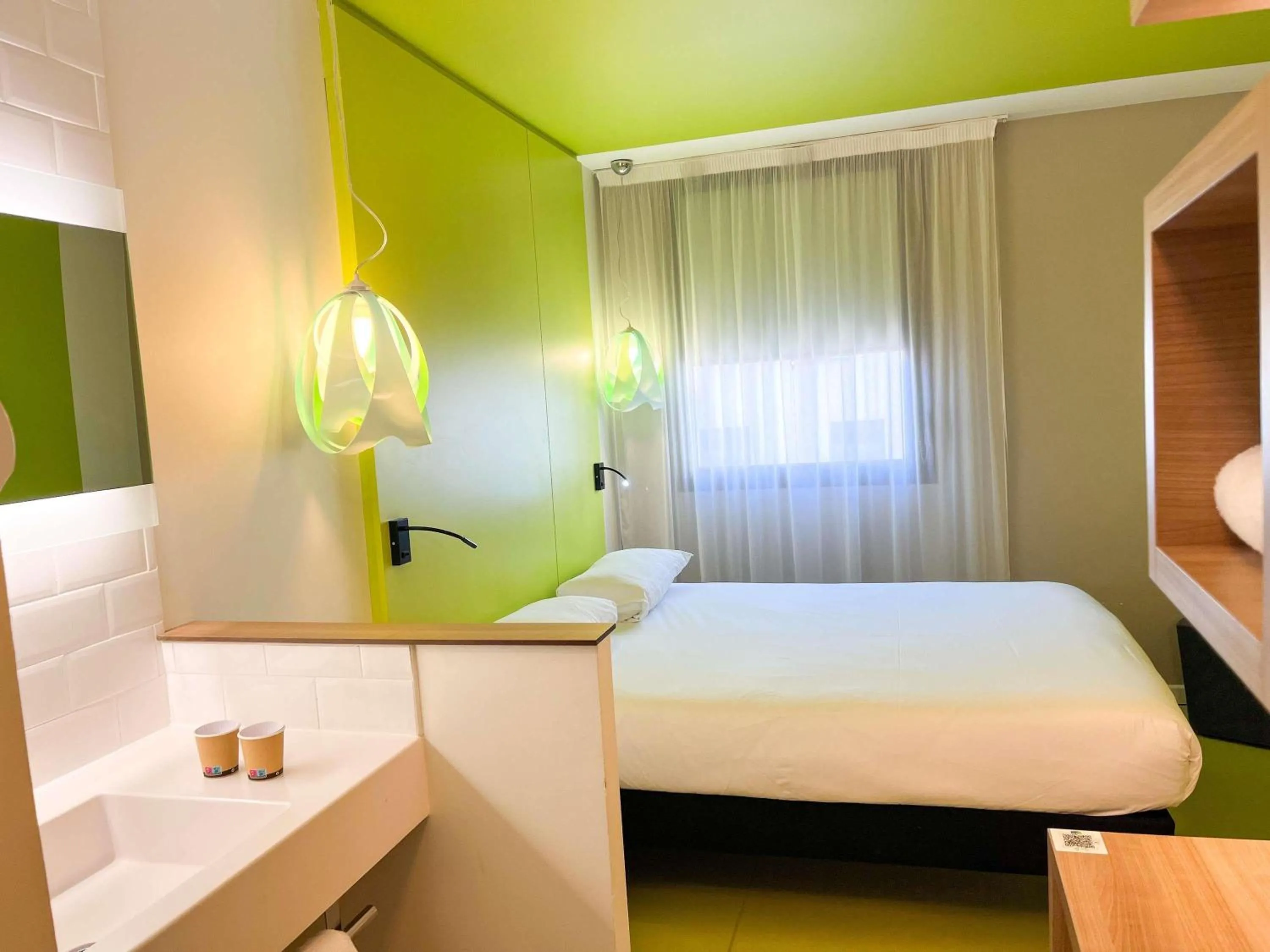 Bedroom, Bed in ibis Styles Nimes Gare Centre