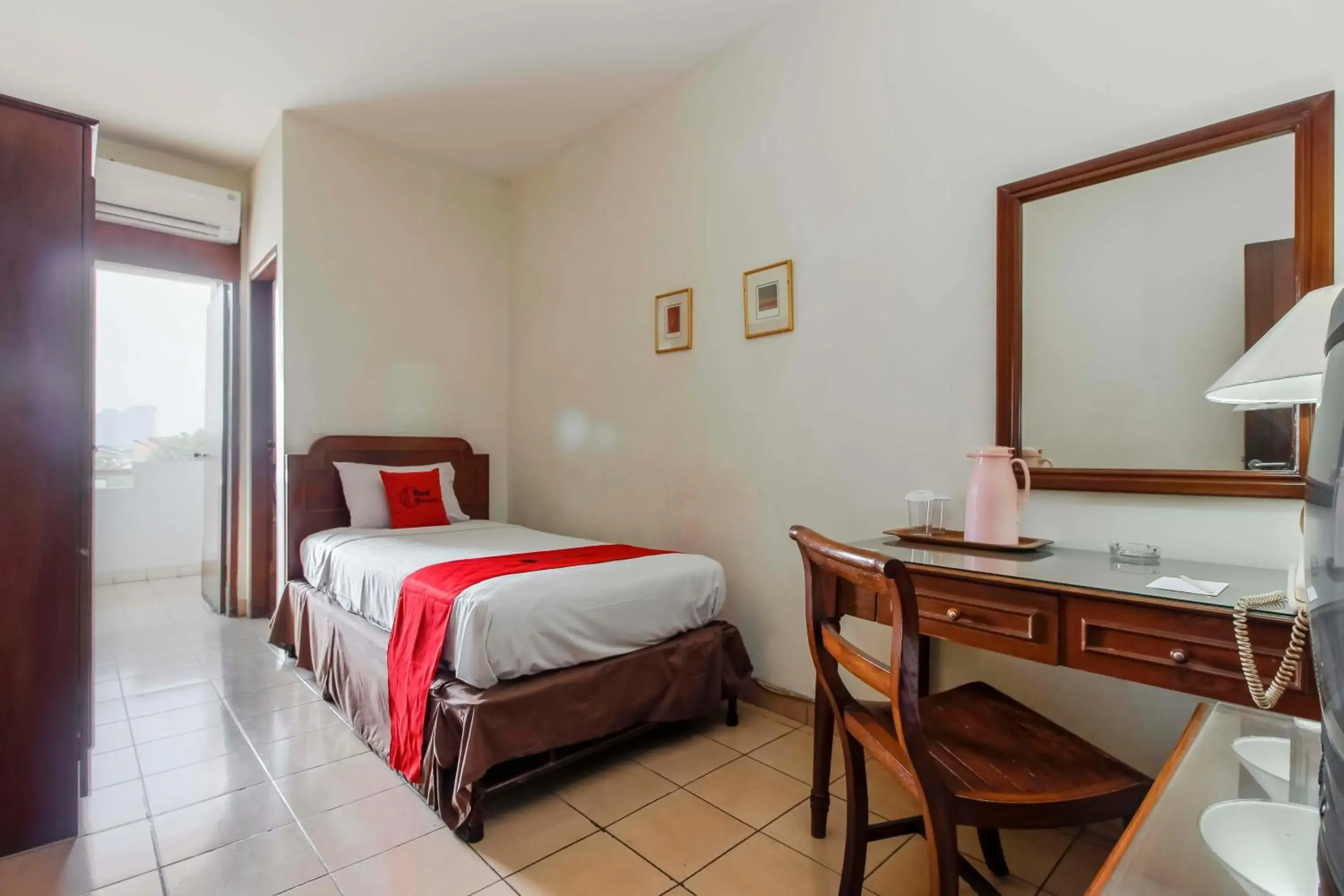 Single Room in RedDoorz Plus at Pitagiri GBK Senayan Single Room in RedDoorz Plus at Pitagiri GBK Senayan