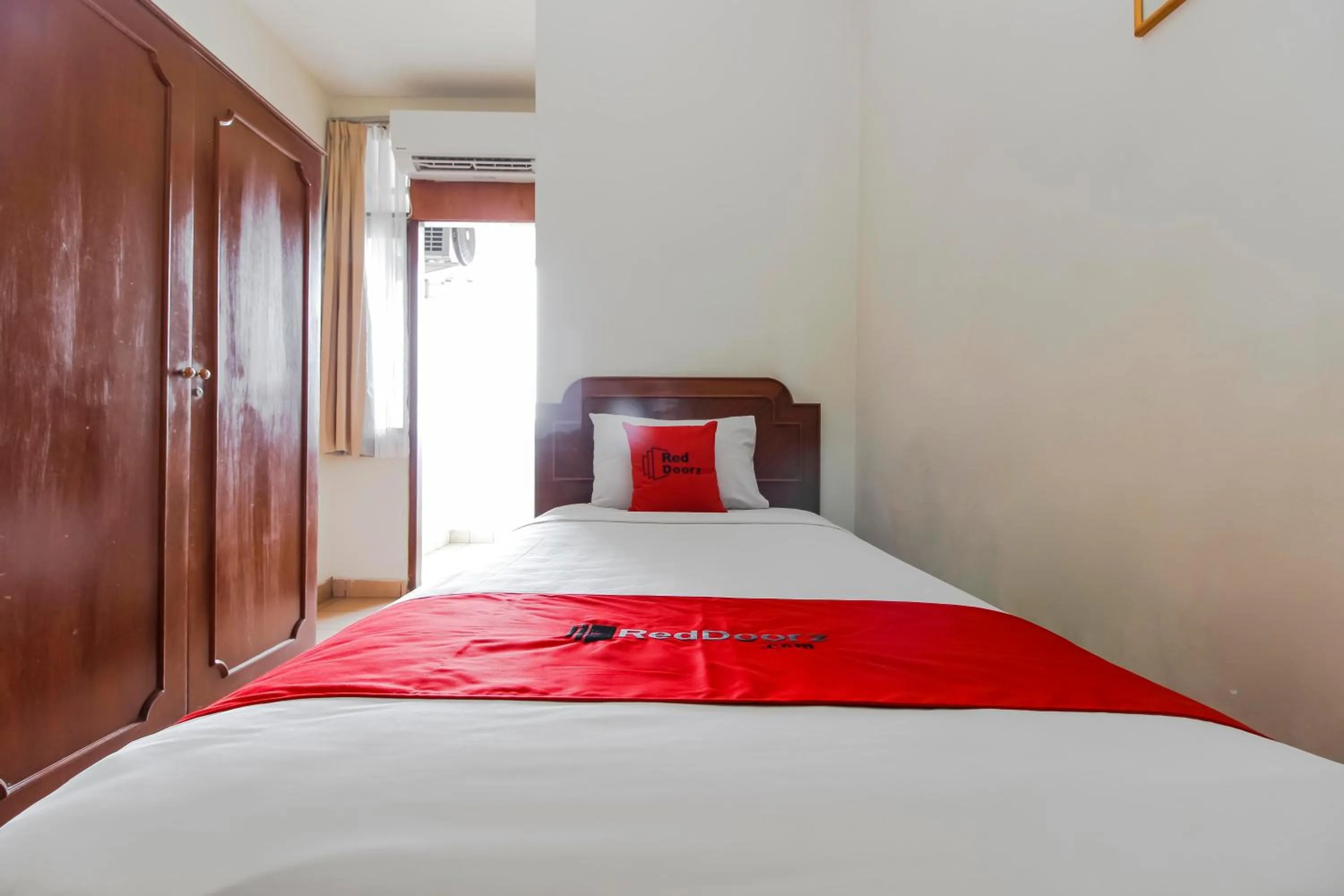 Bed in RedDoorz Plus at Pitagiri GBK Senayan