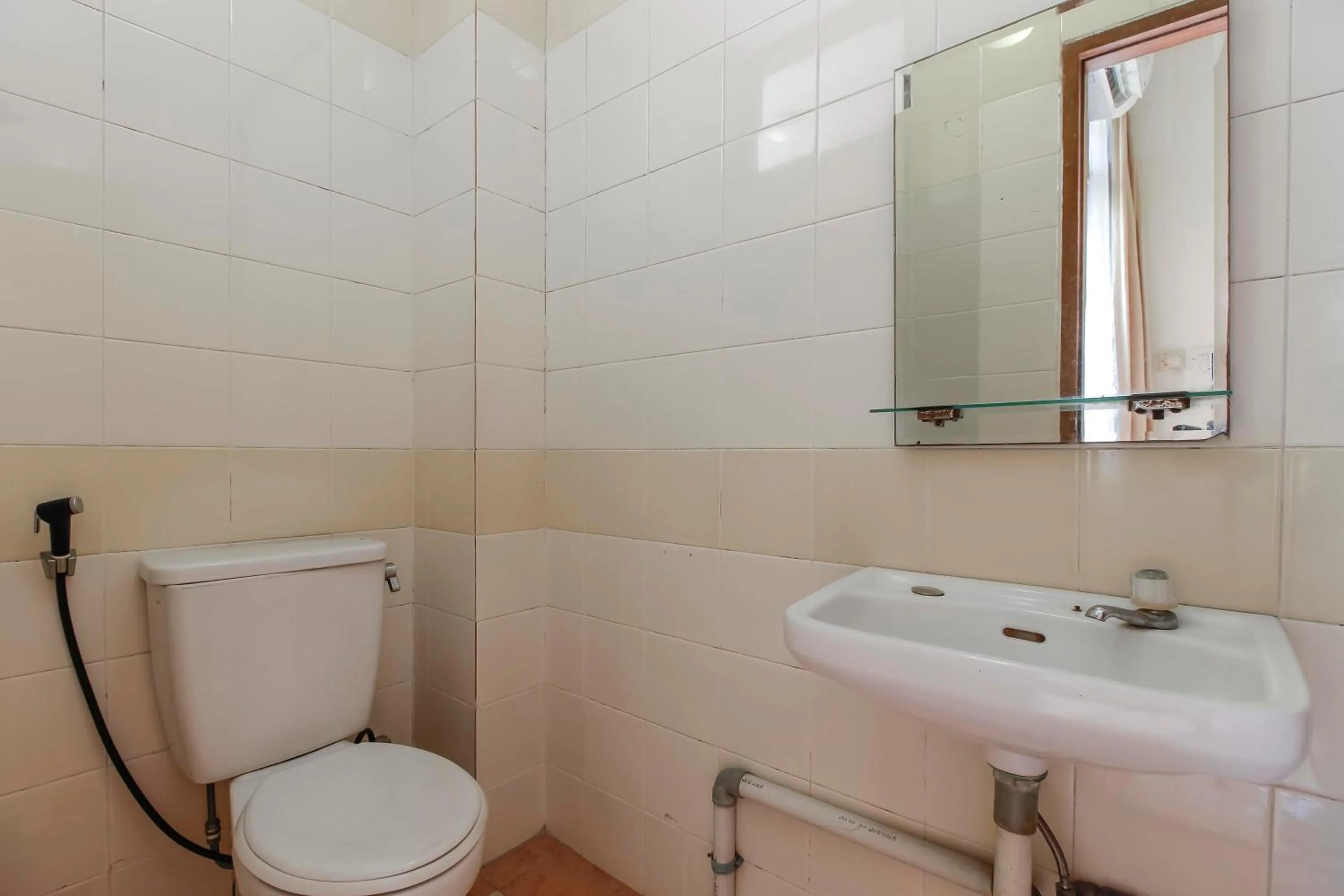 Bathroom in RedDoorz Plus at Pitagiri GBK Senayan