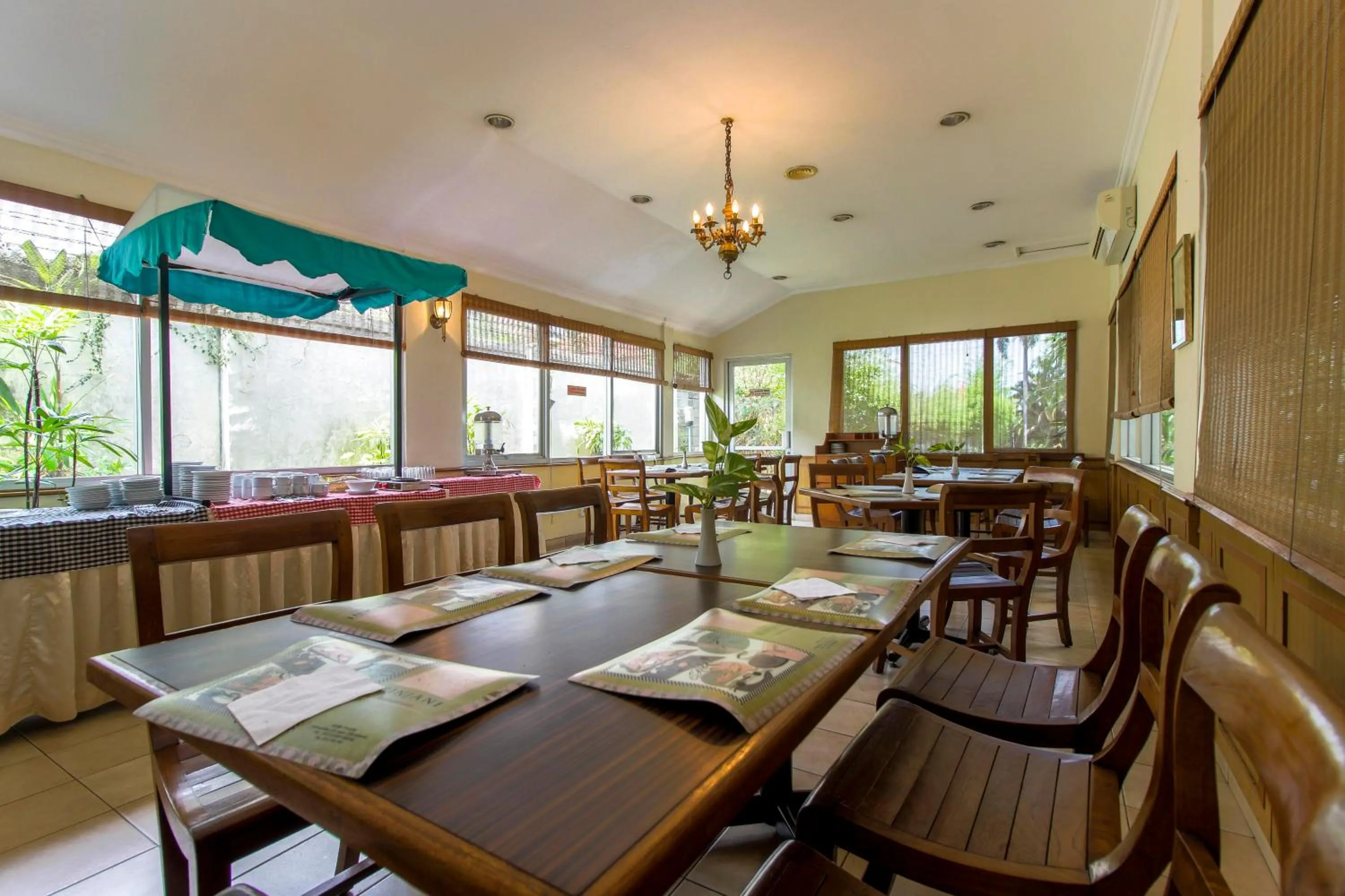 Restaurant/places to eat in RedDoorz Plus at Pitagiri GBK Senayan