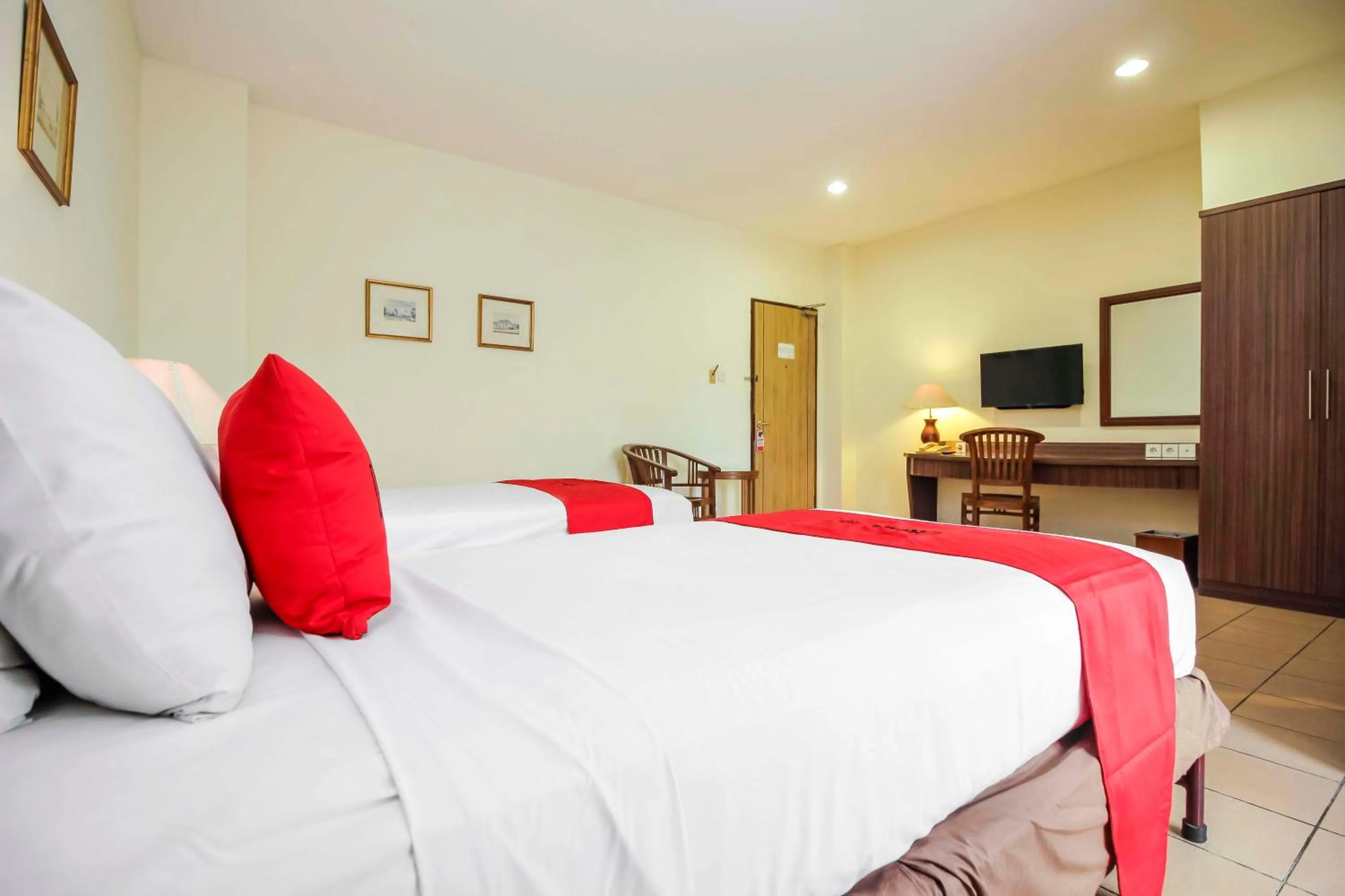 Bed in RedDoorz Plus at Pitagiri GBK Senayan