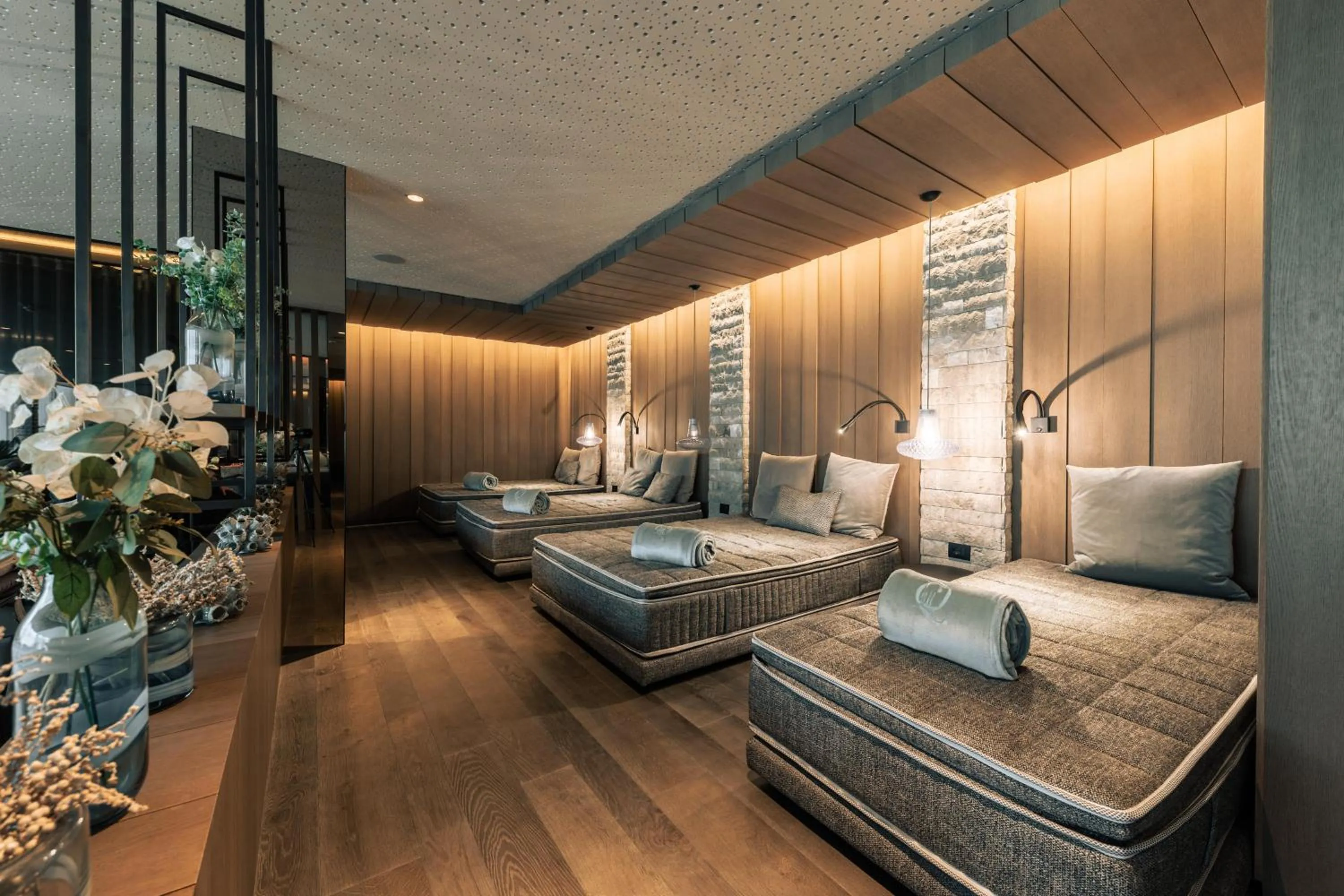 Swimming pool, Bed in Quellenhof Luxury Resort Lazise