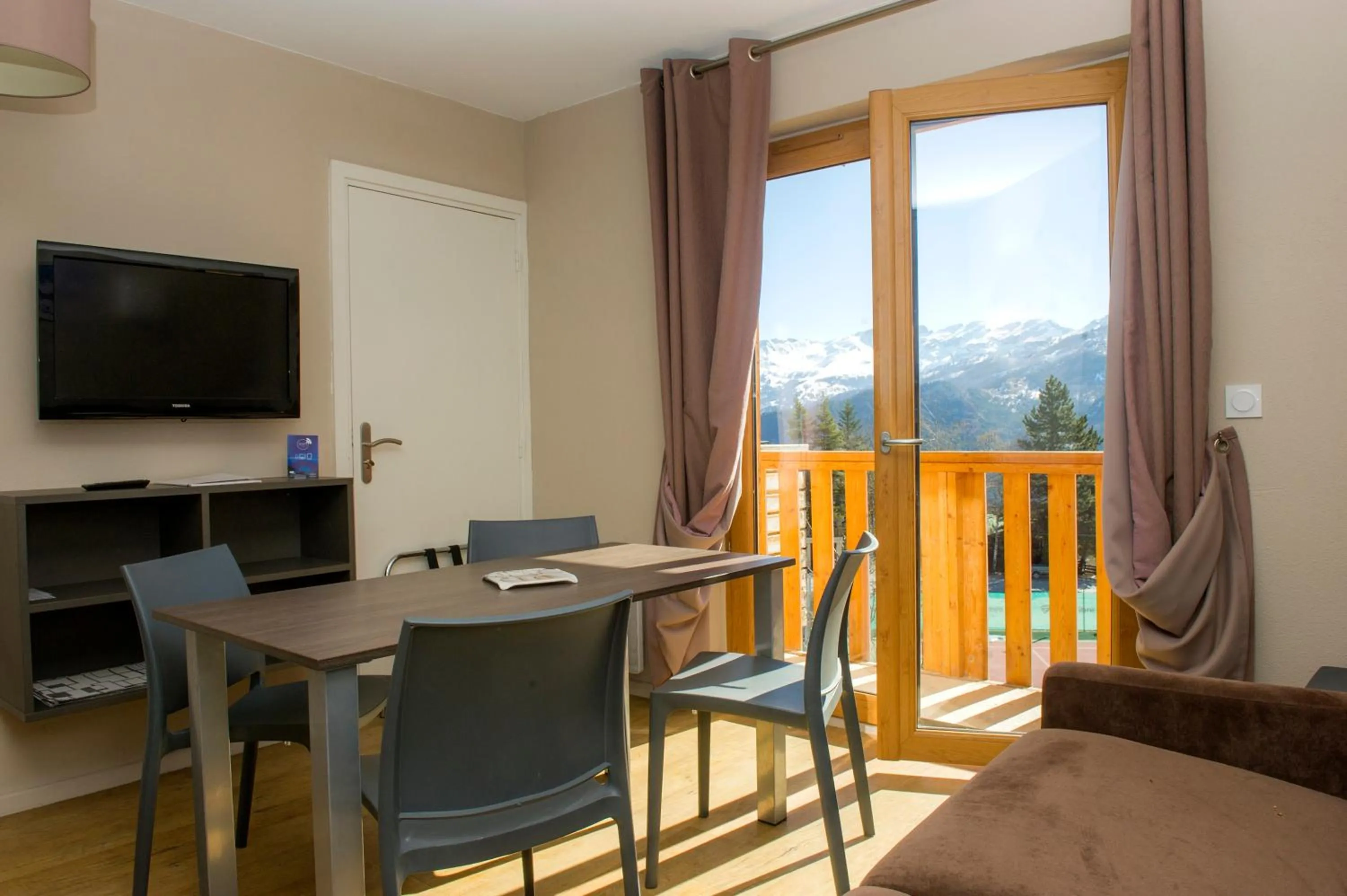 Dining area in SOWELL RESIDENCES Pra Loup