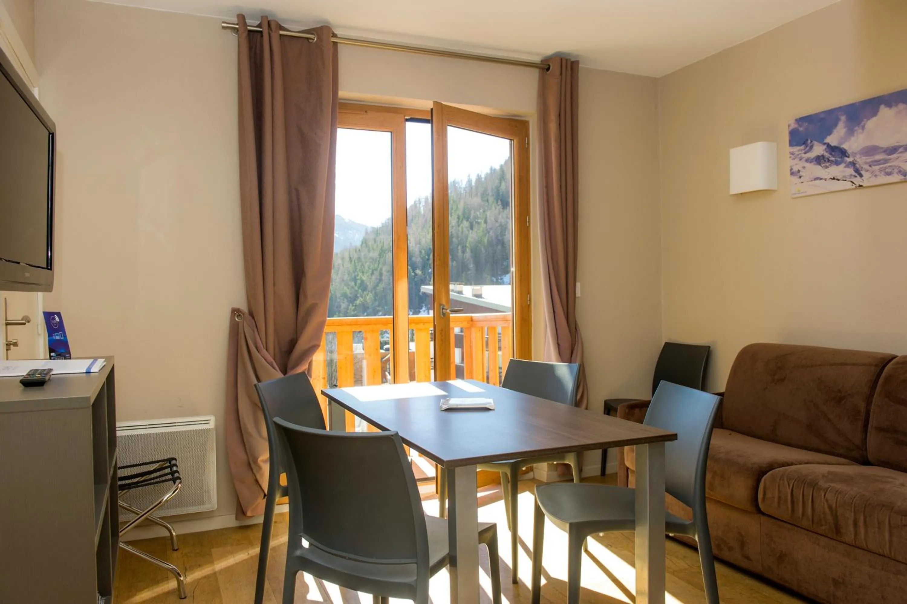 Dining area in SOWELL RESIDENCES Pra Loup