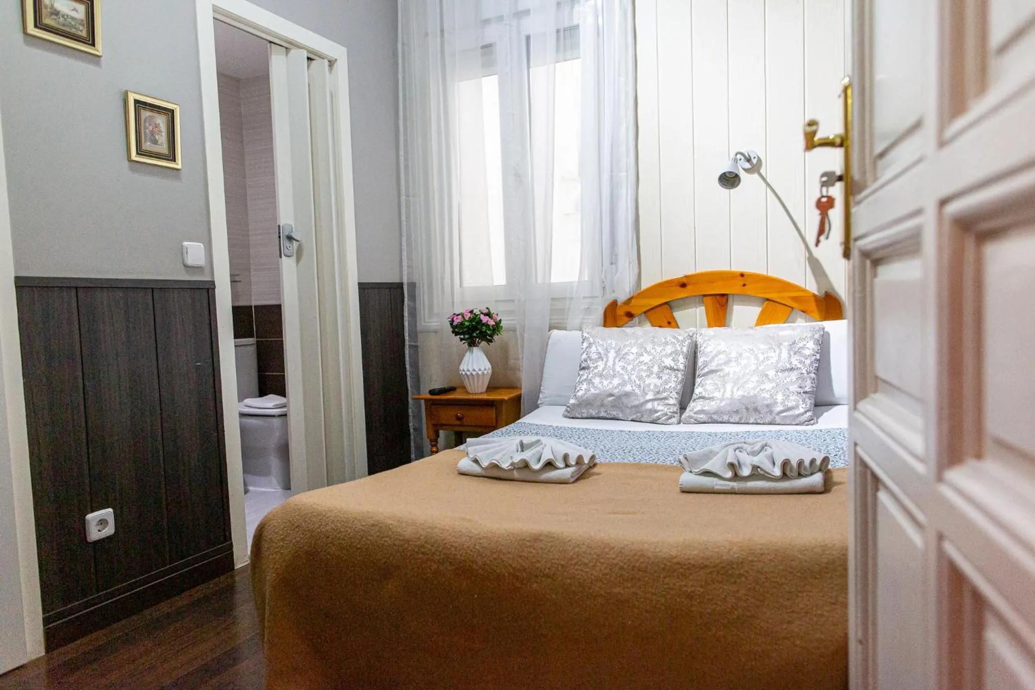 Photo of the whole room, Bed in New Go Inn