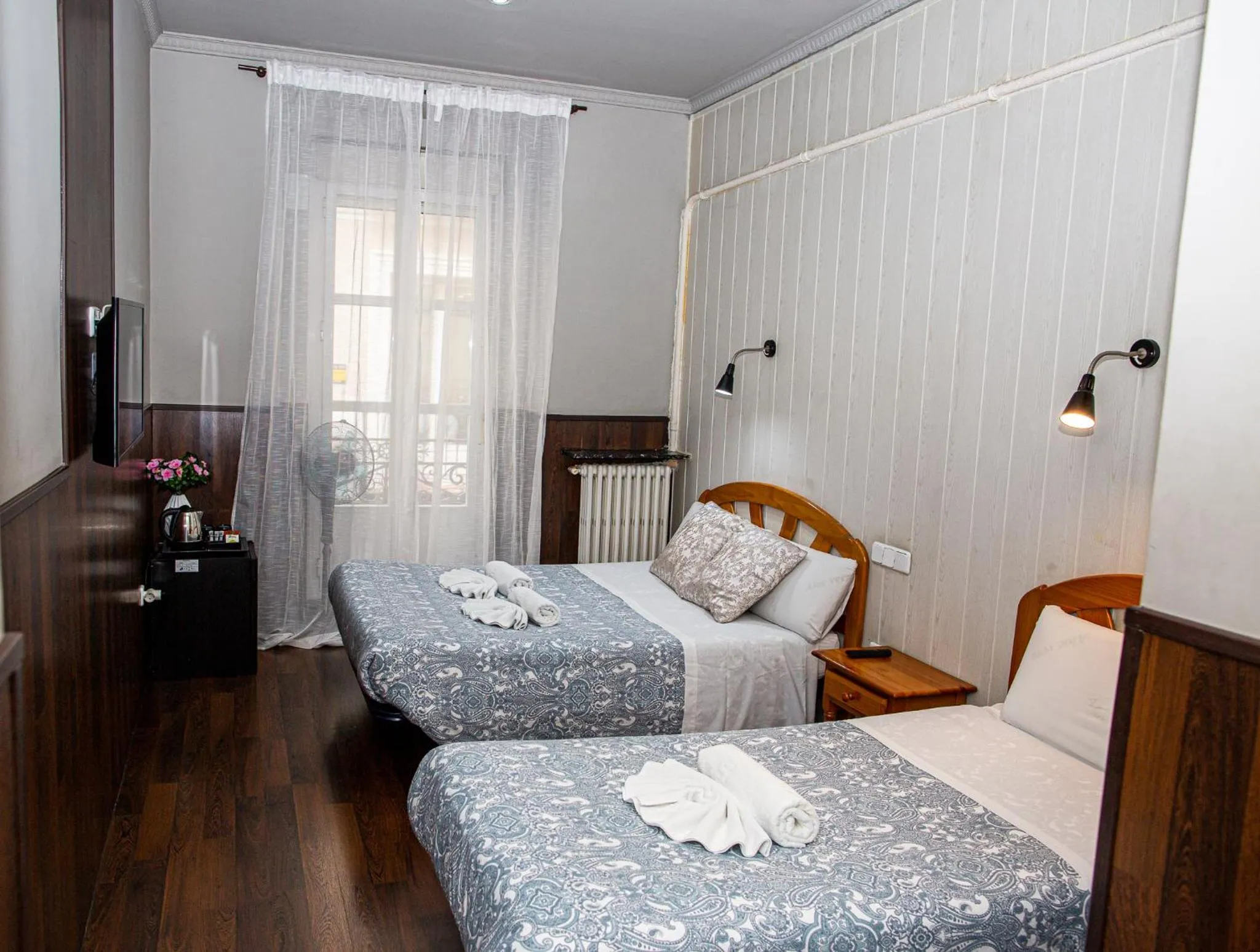 Photo of the whole room, Bed in New Go Inn