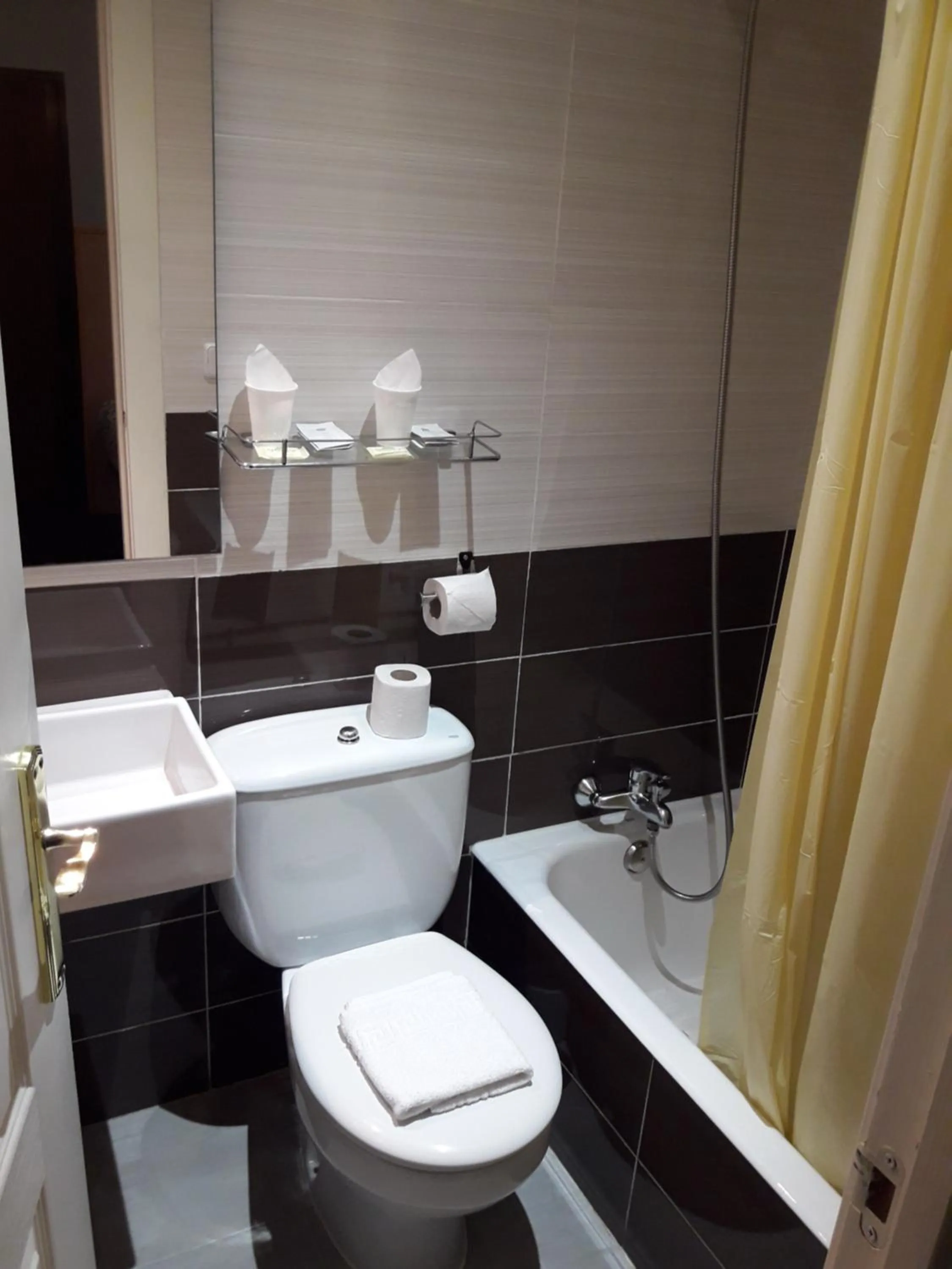 Shower in New Go Inn