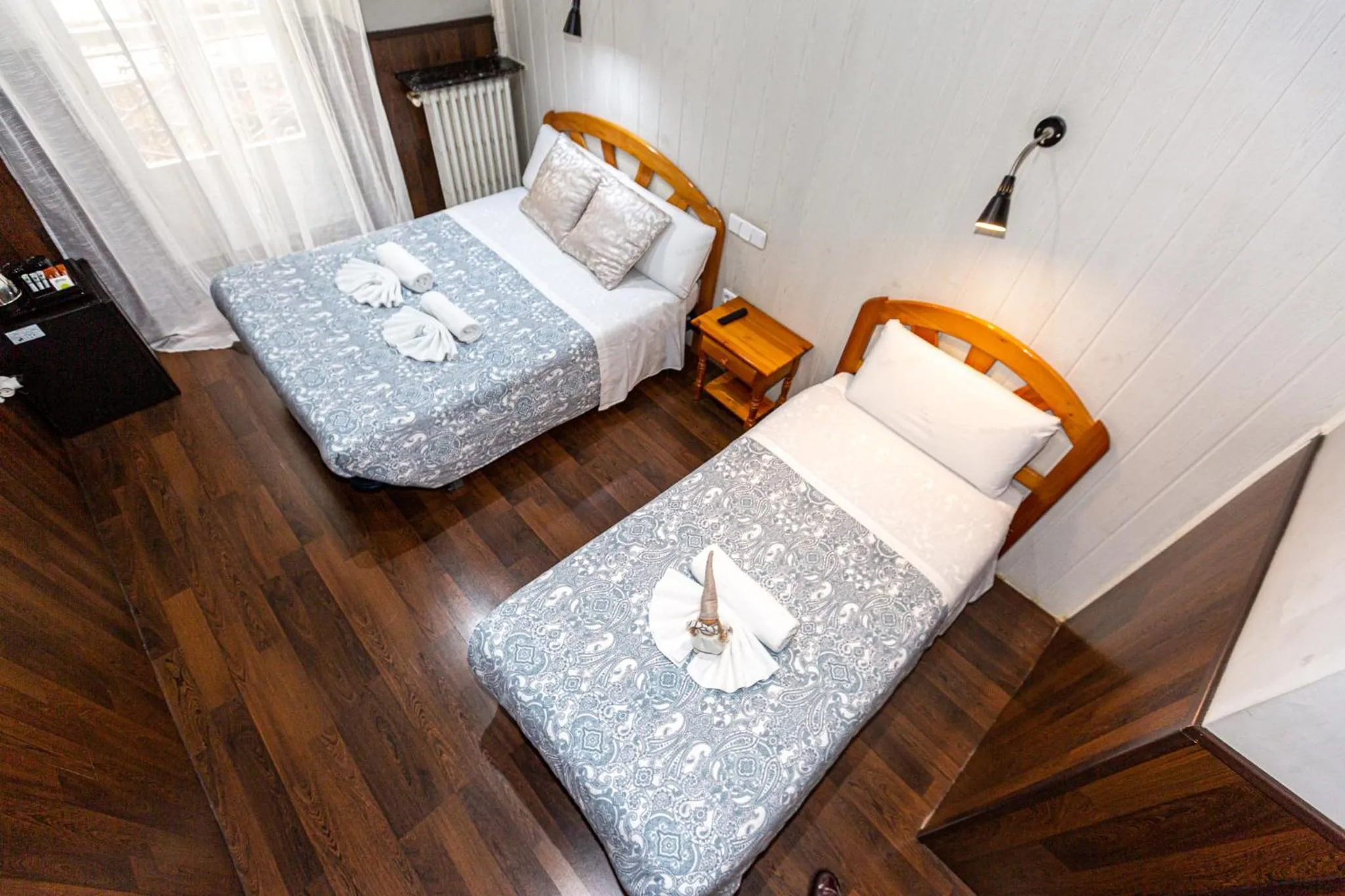 Photo of the whole room, Bed in New Go Inn