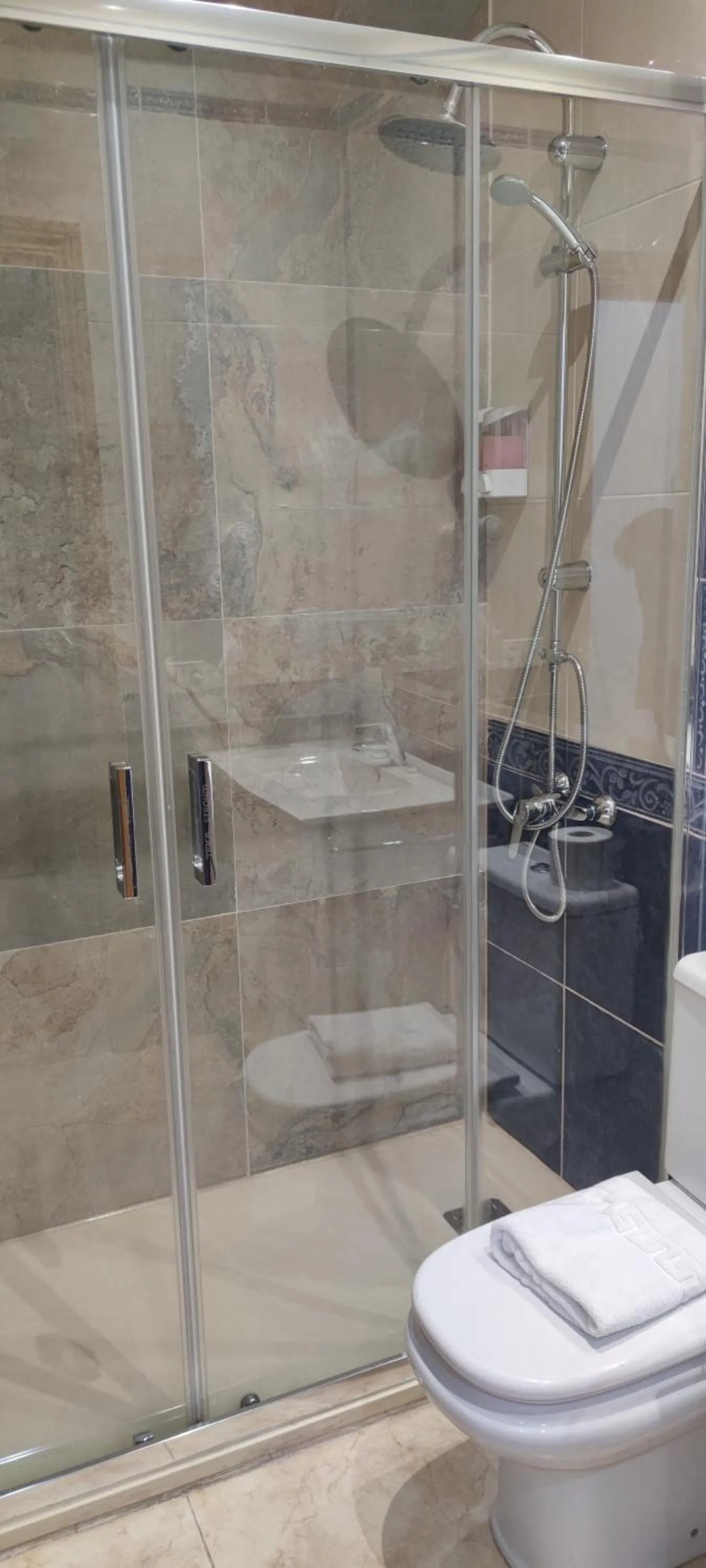 Shower in New Go Inn