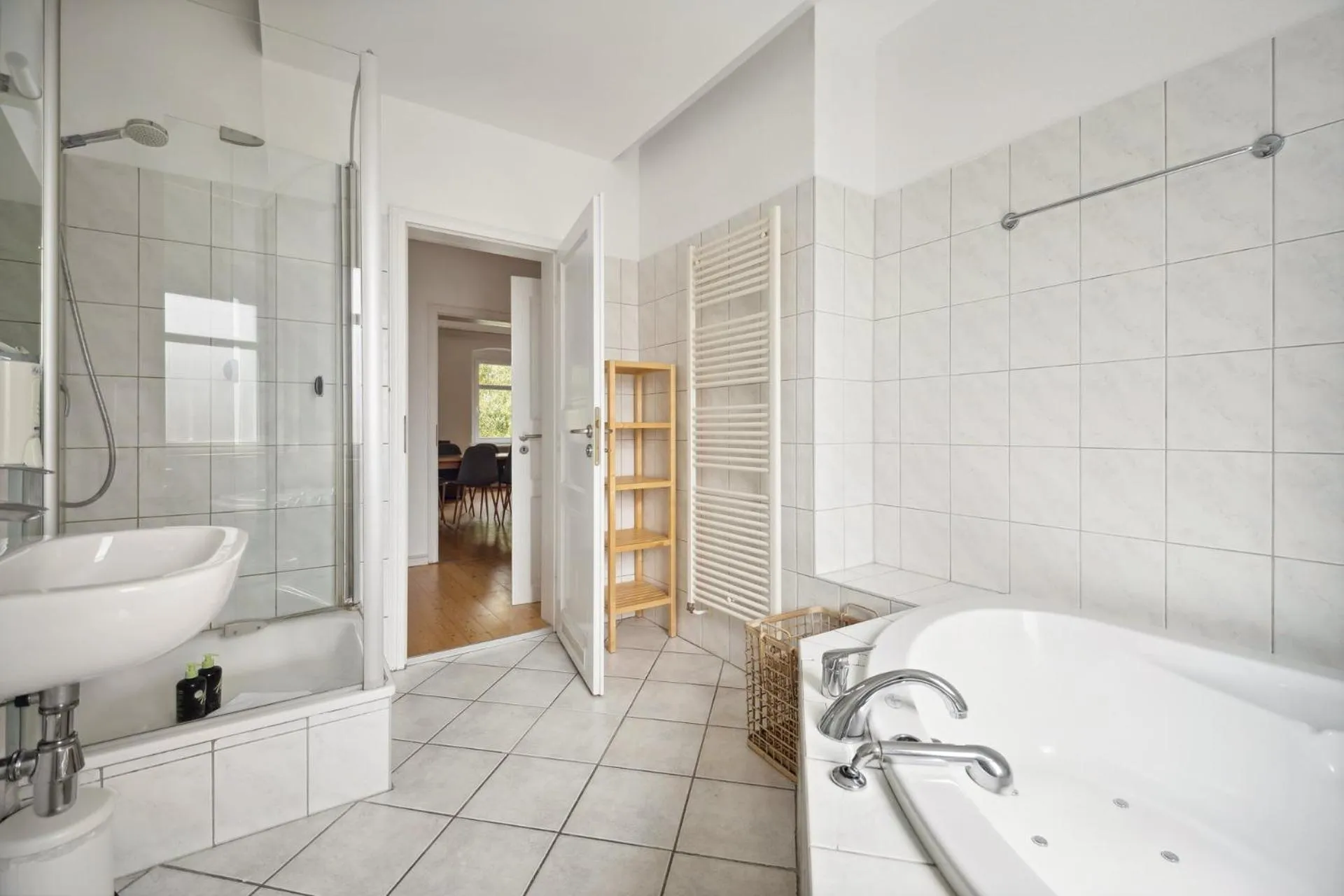 Shower in Limehome Dresden Tannenstraße