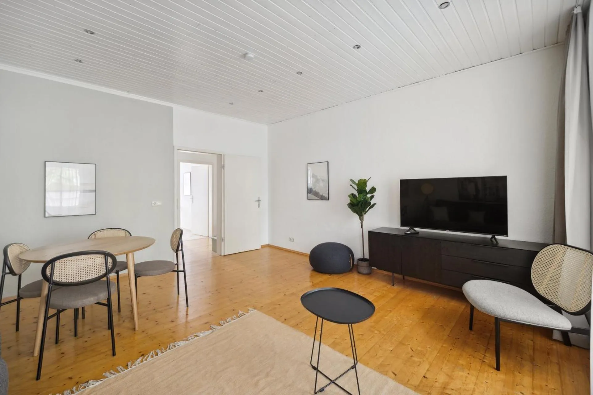 TV and multimedia in Limehome Dresden Tannenstraße