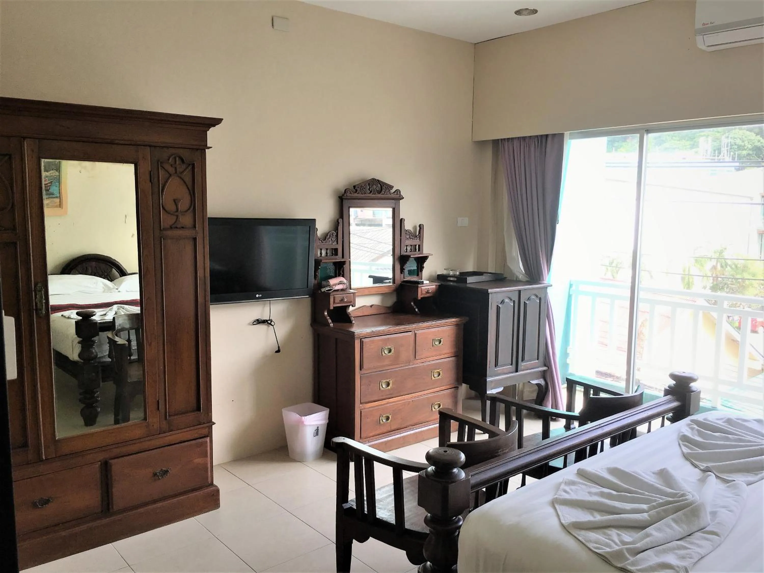 Decorative detail, Bed in Freedom Kata