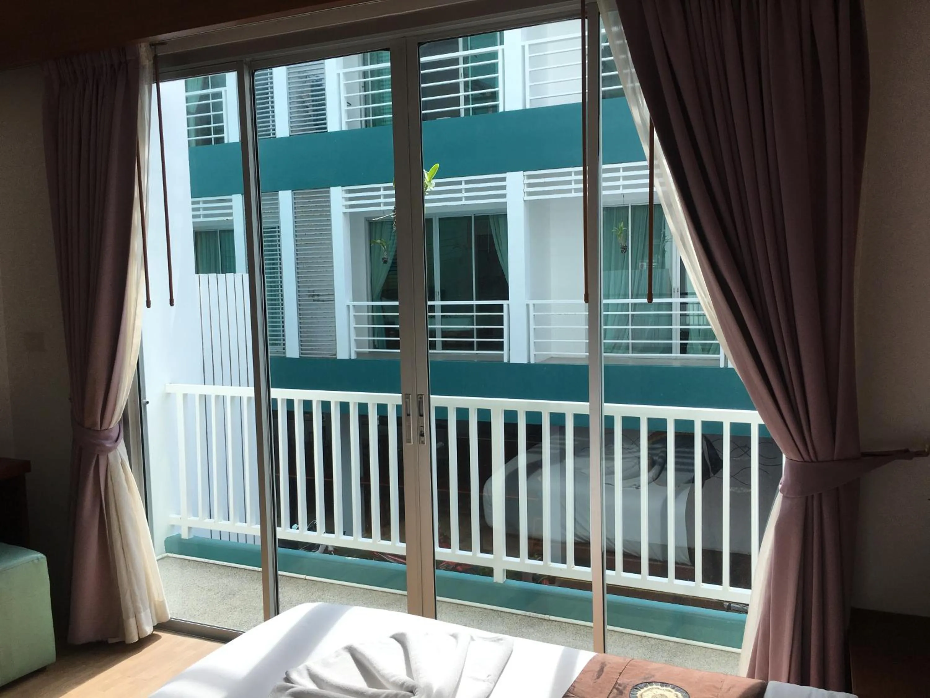 Photo of the whole room, Bed in Freedom Kata