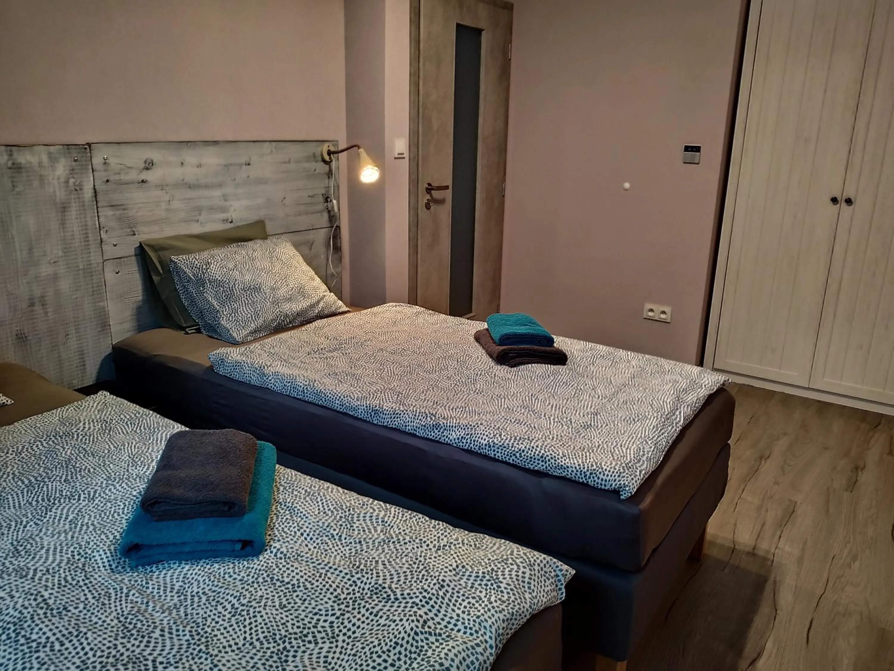 Bedroom, Bed in Motel Vega