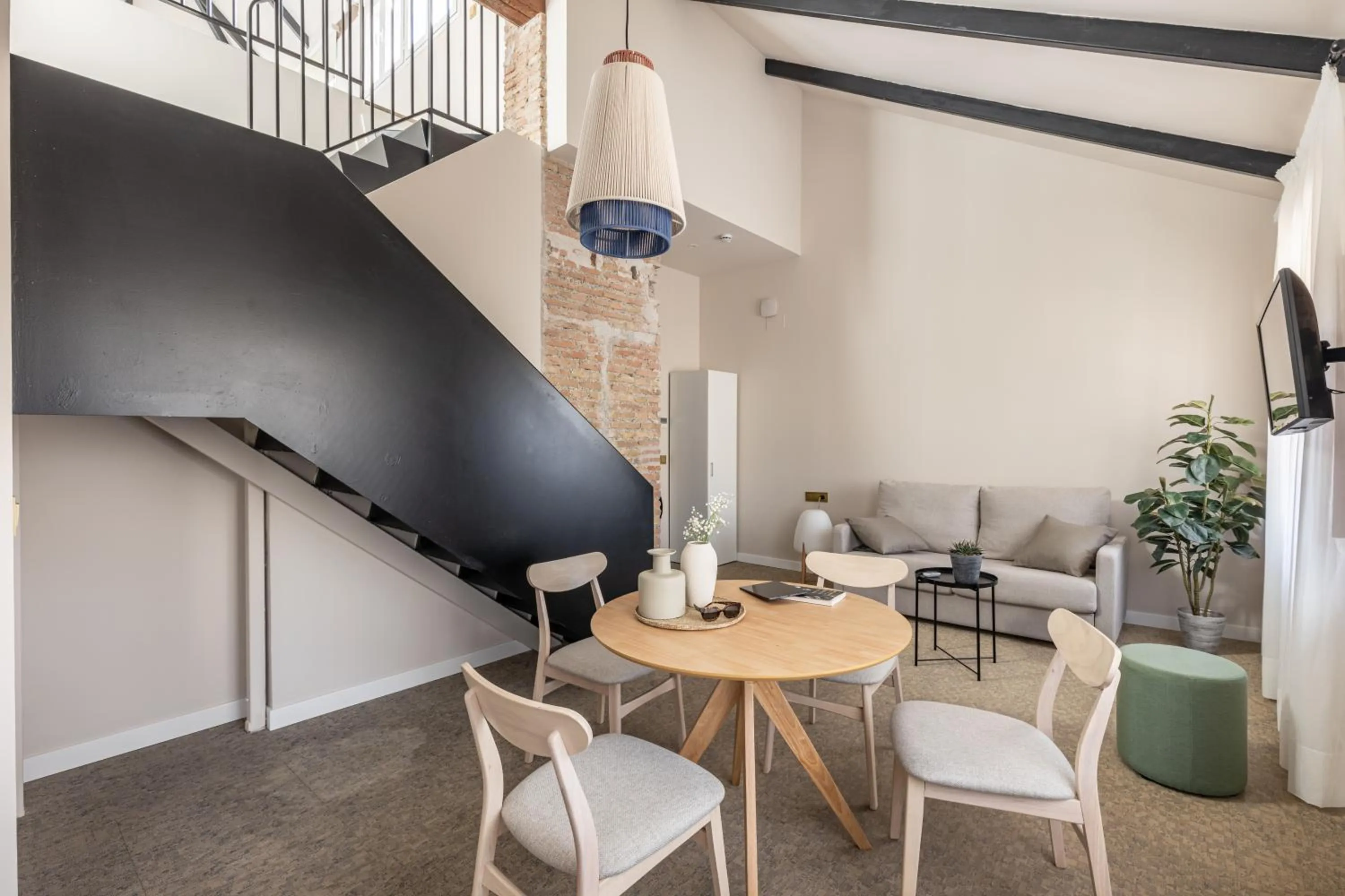 Seating area in Líbere Málaga Teatro Romano