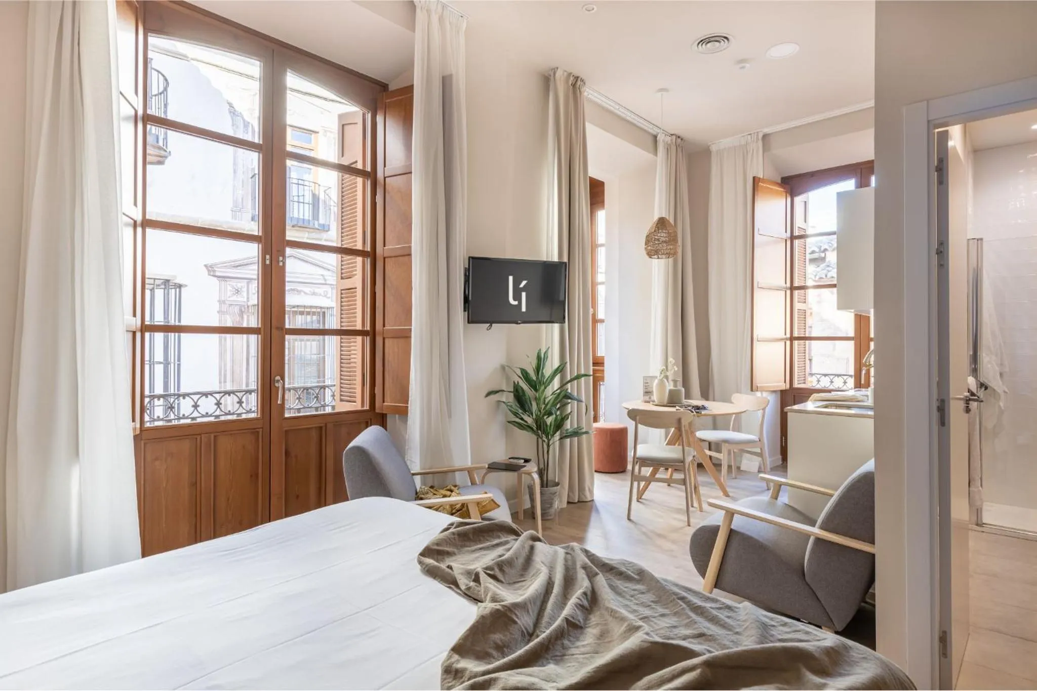 Photo of the whole room, Bed in Líbere Málaga Teatro Romano