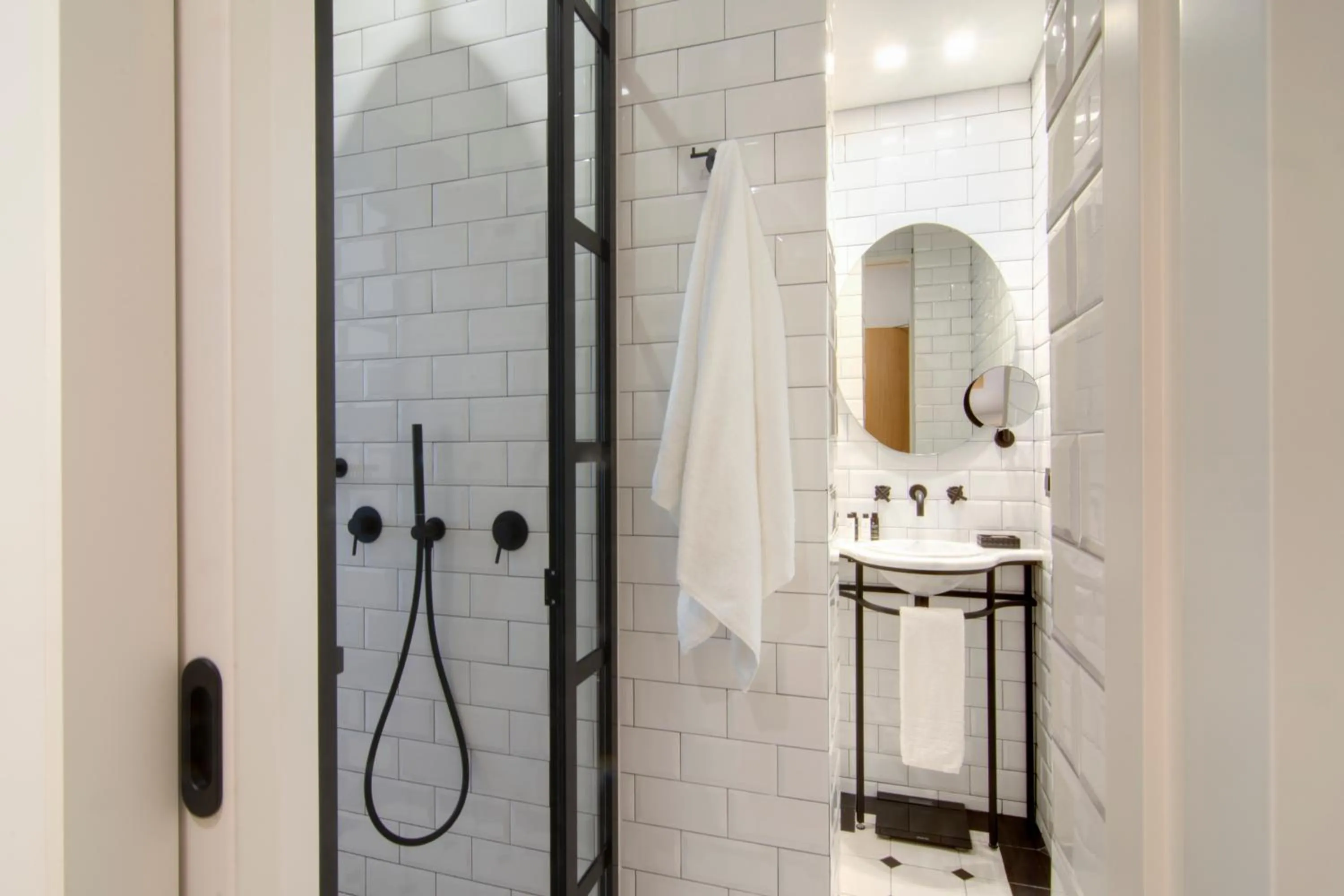 Shower in COCO-MAT Athens Jumelle