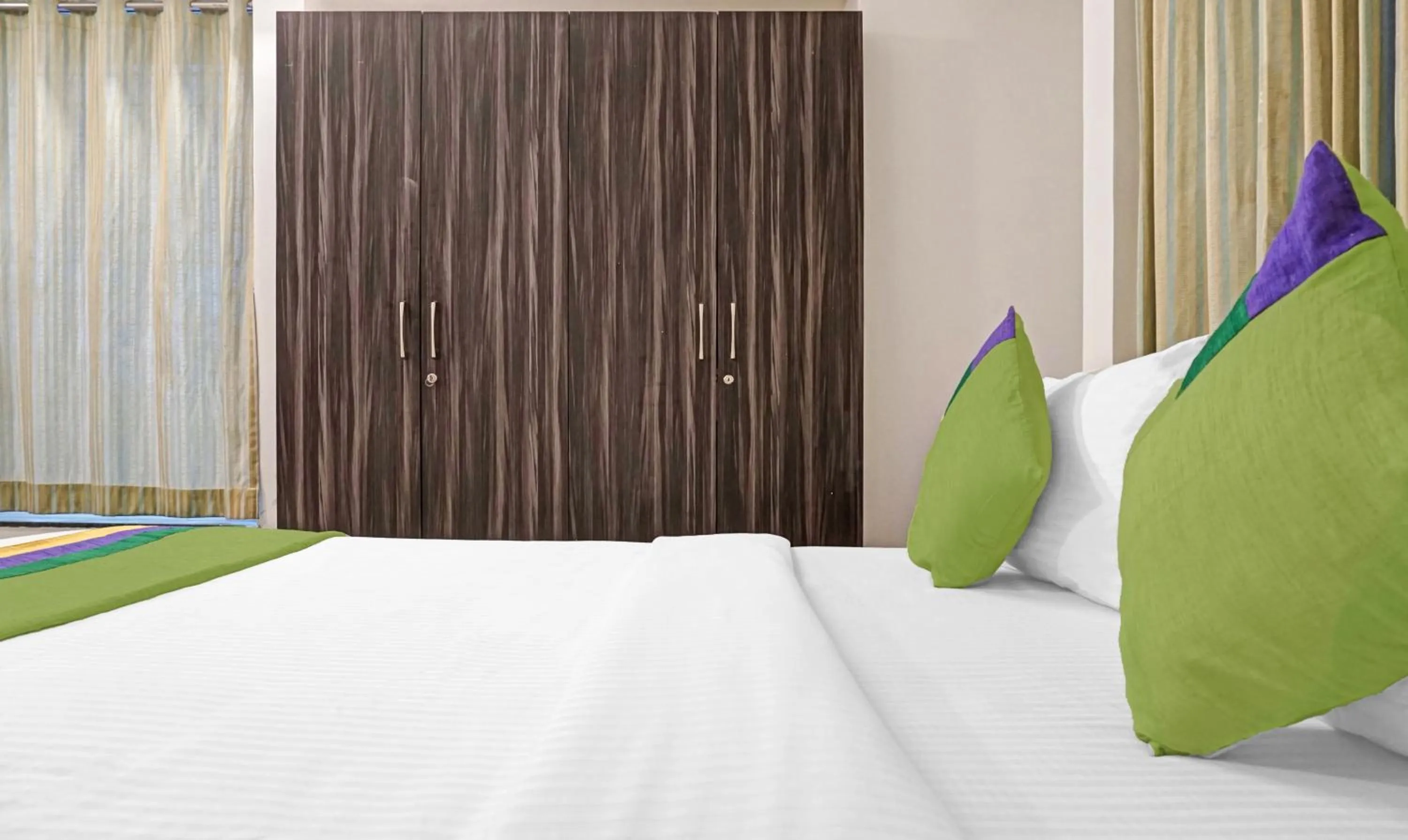 Bedroom, Bed in Treebo Diamond Residency - DDPK Inn