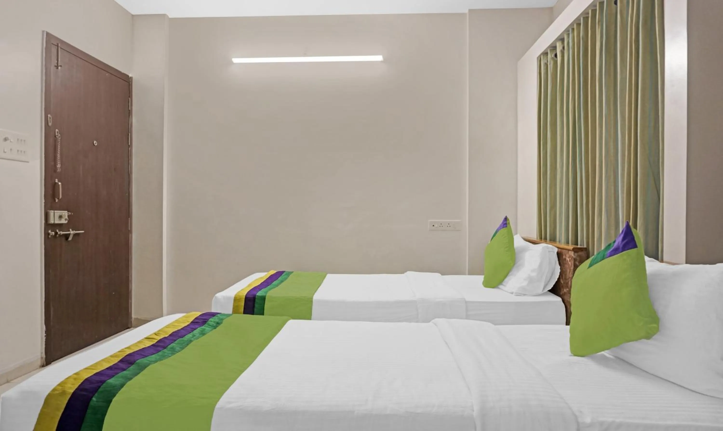 Bedroom, Bed in Treebo Diamond Residency - DDPK Inn