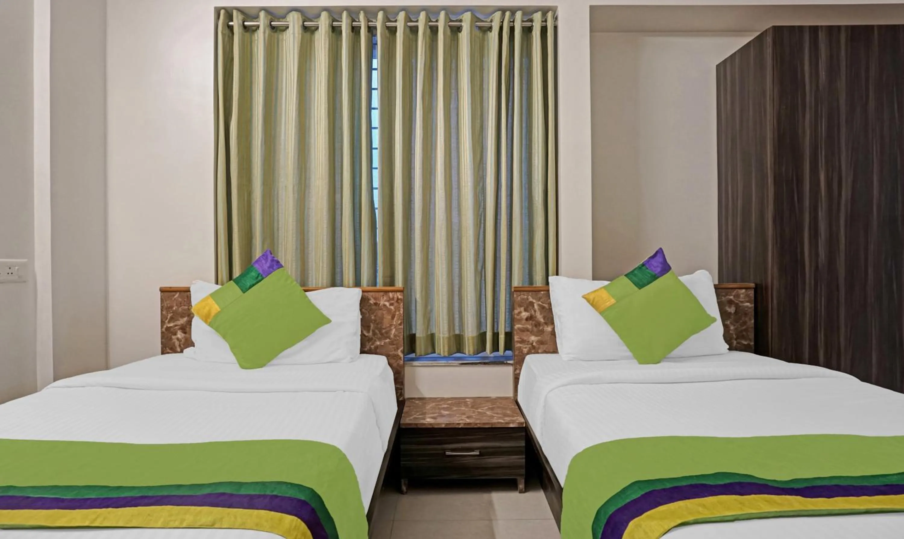 Bedroom, Bed in Treebo Diamond Residency - DDPK Inn