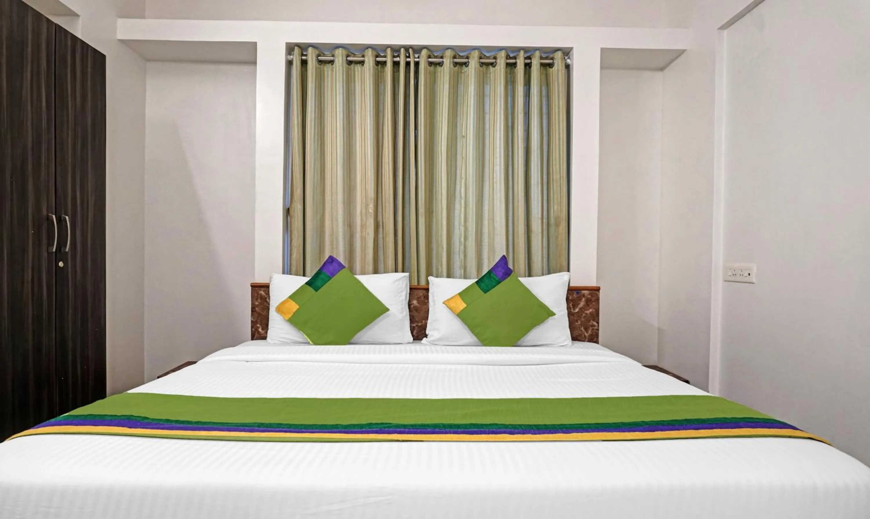 Bedroom, Bed in Treebo Diamond Residency - DDPK Inn