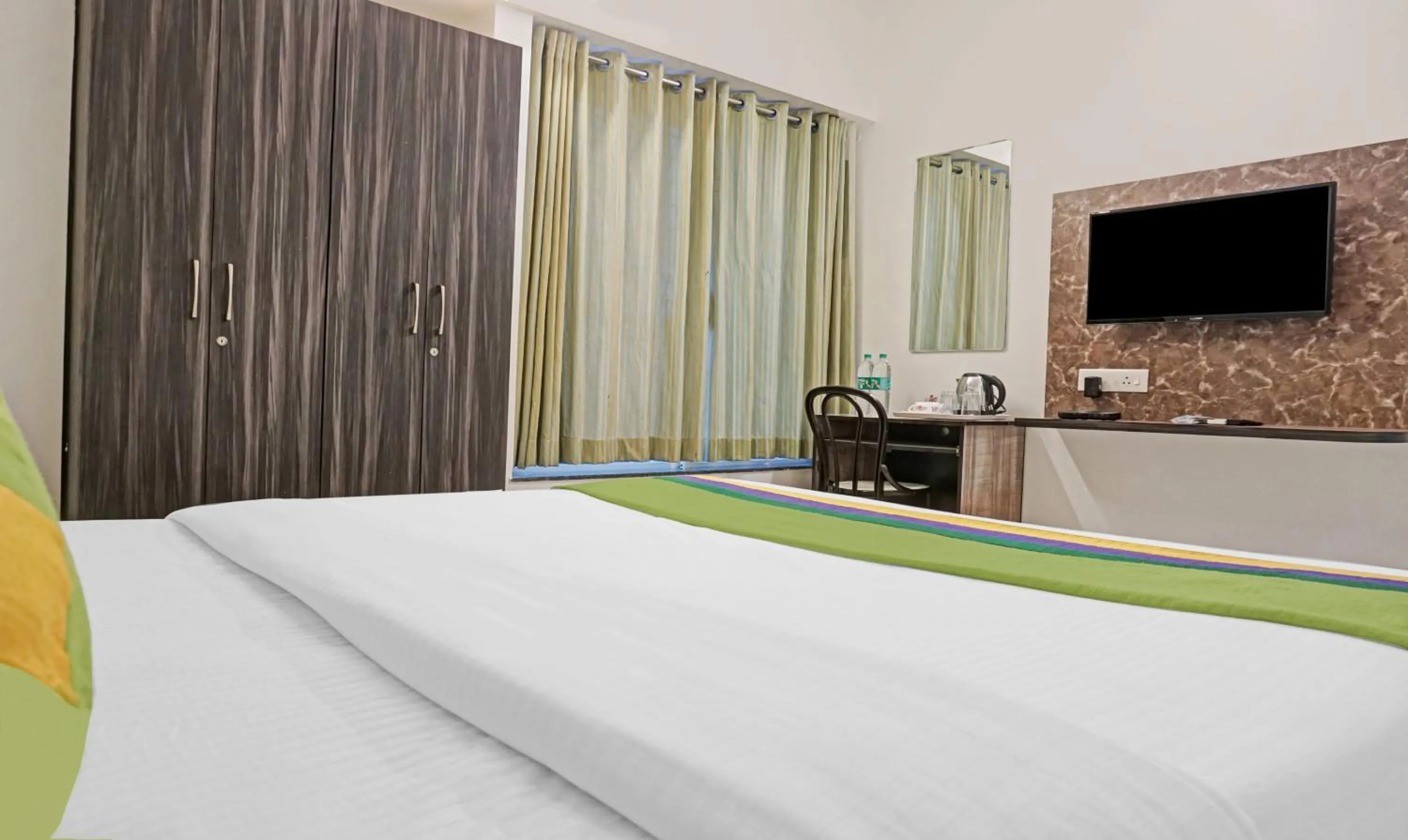 Bedroom, Bed in Treebo Diamond Residency - DDPK Inn