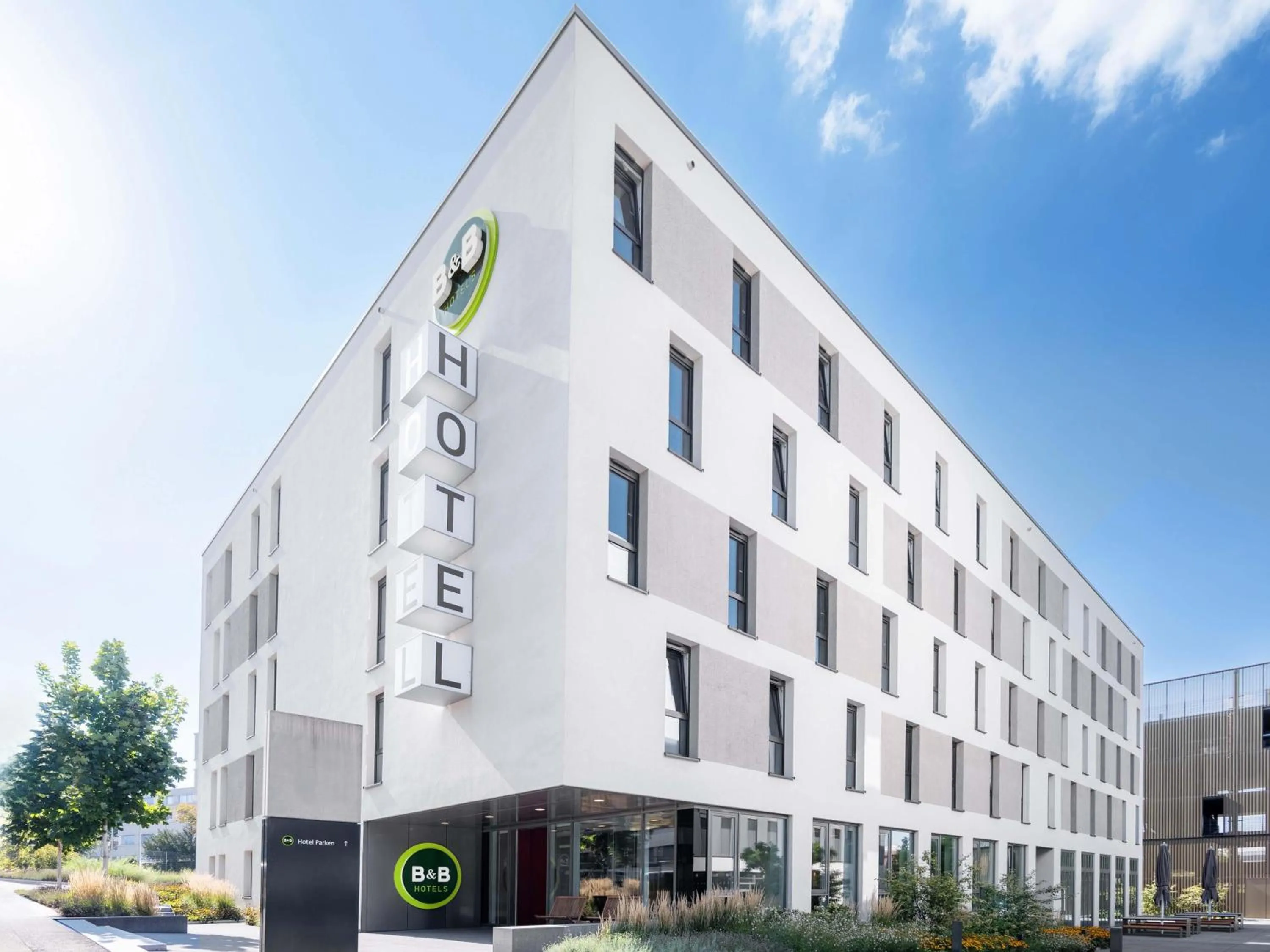 Property building in B&B Hotel Stuttgart-Zuffenhausen