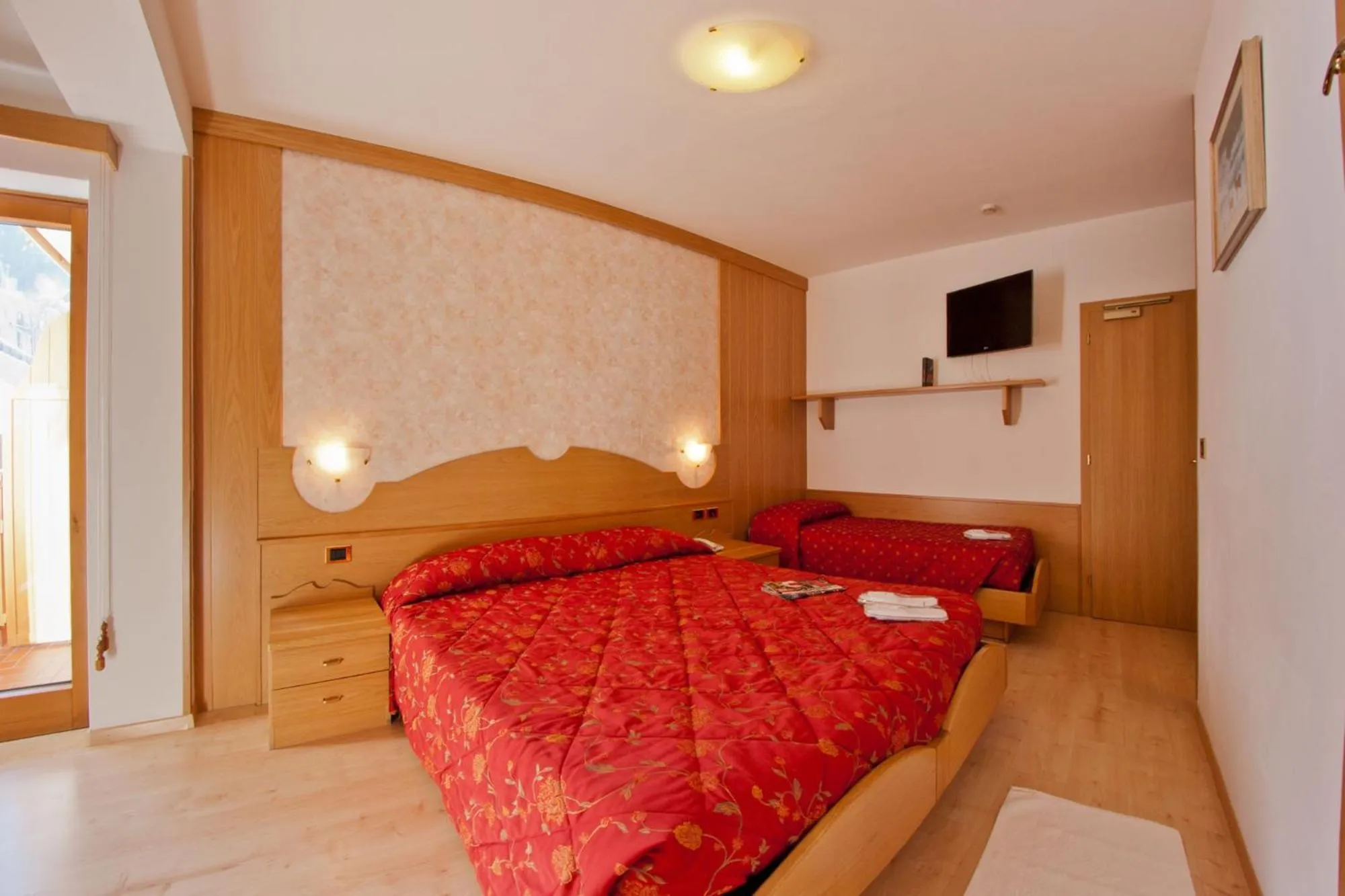 Photo of the whole room, Bed in Hotel Cristallo