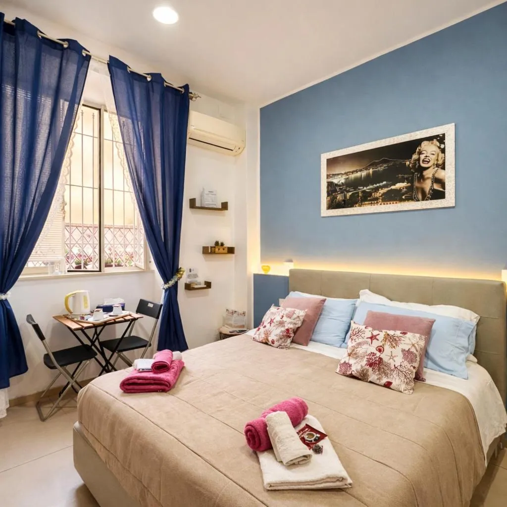 Bedroom, Bed in Sweet Dreams Napoli
