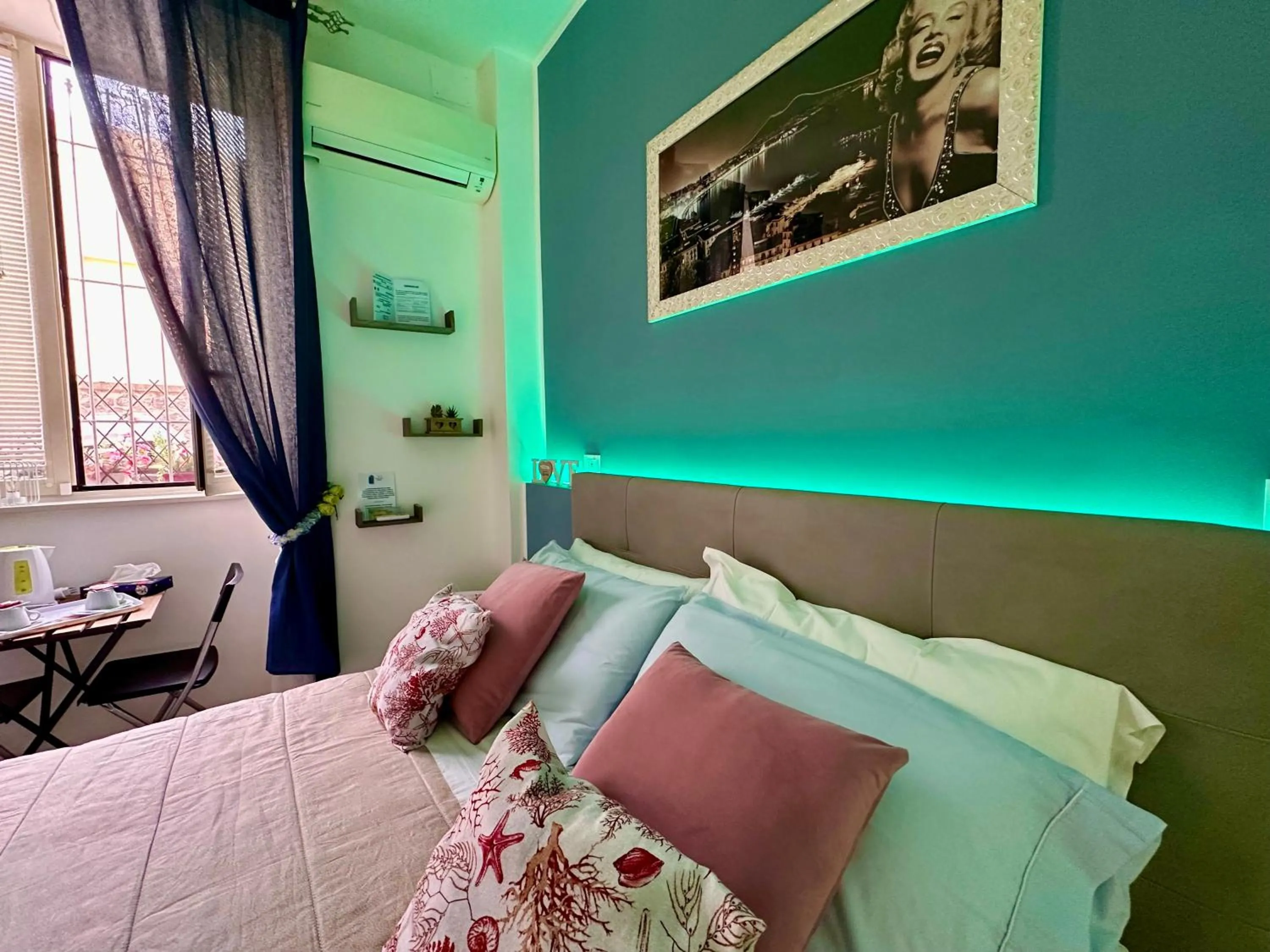 Bed in Sweet Dreams Napoli