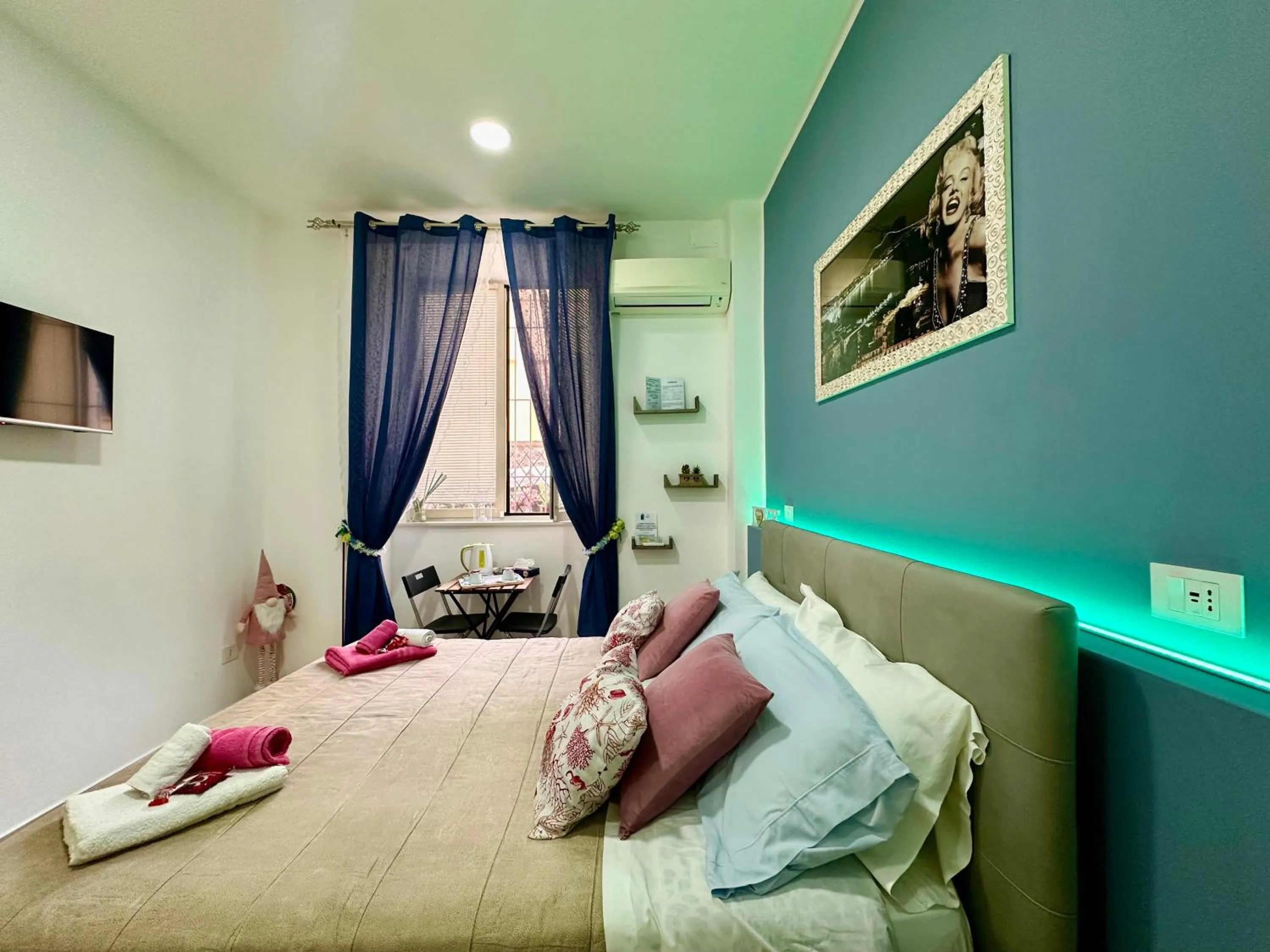 Photo of the whole room, Bed in Sweet Dreams Napoli