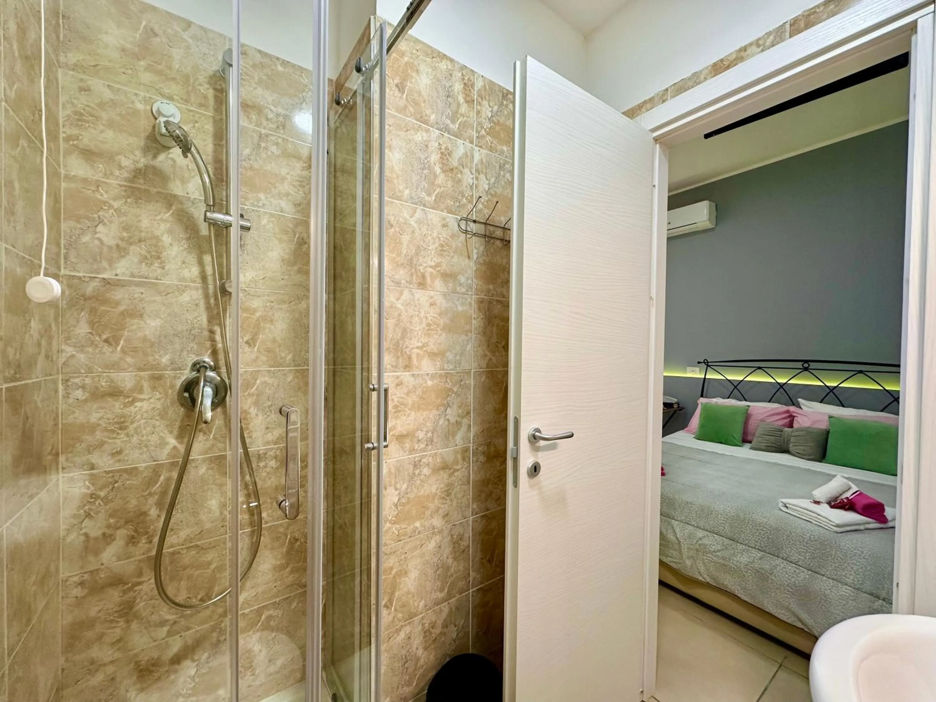 Shower, Bed in Sweet Dreams Napoli