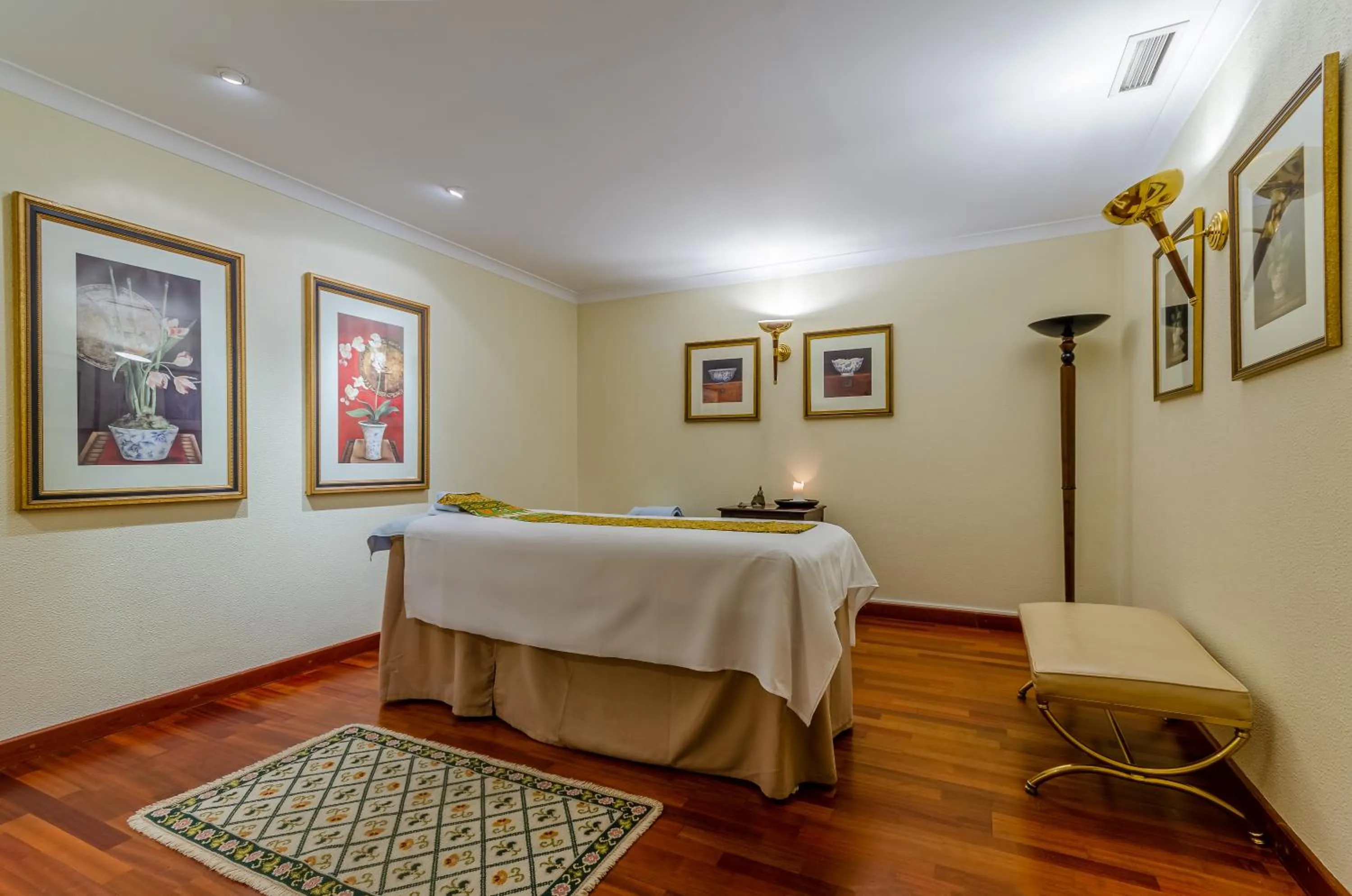 Massage, Bed in Olissippo Lapa Palace – The Leading Hotels of the World