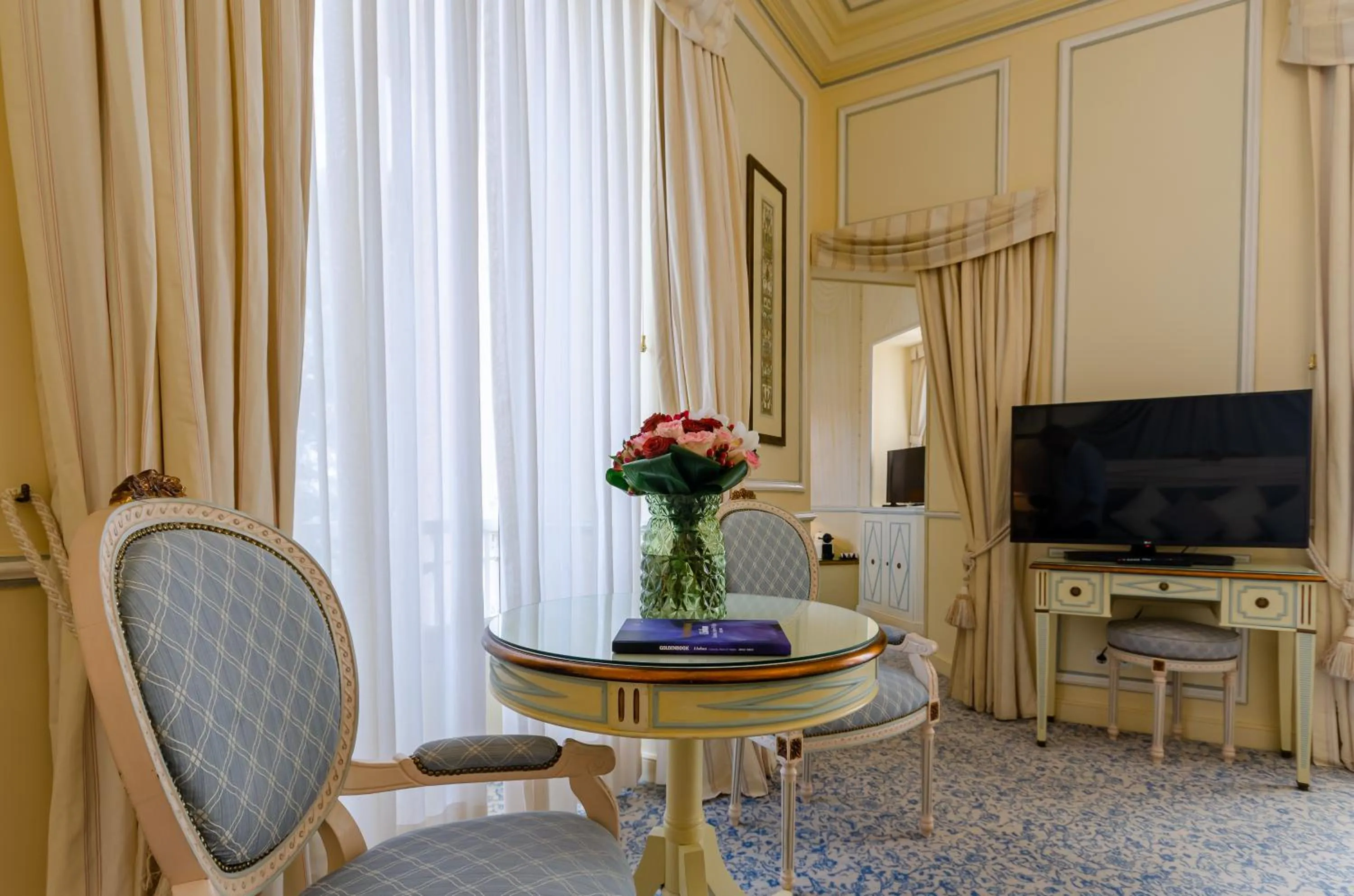 Living room in Olissippo Lapa Palace – The Leading Hotels of the World