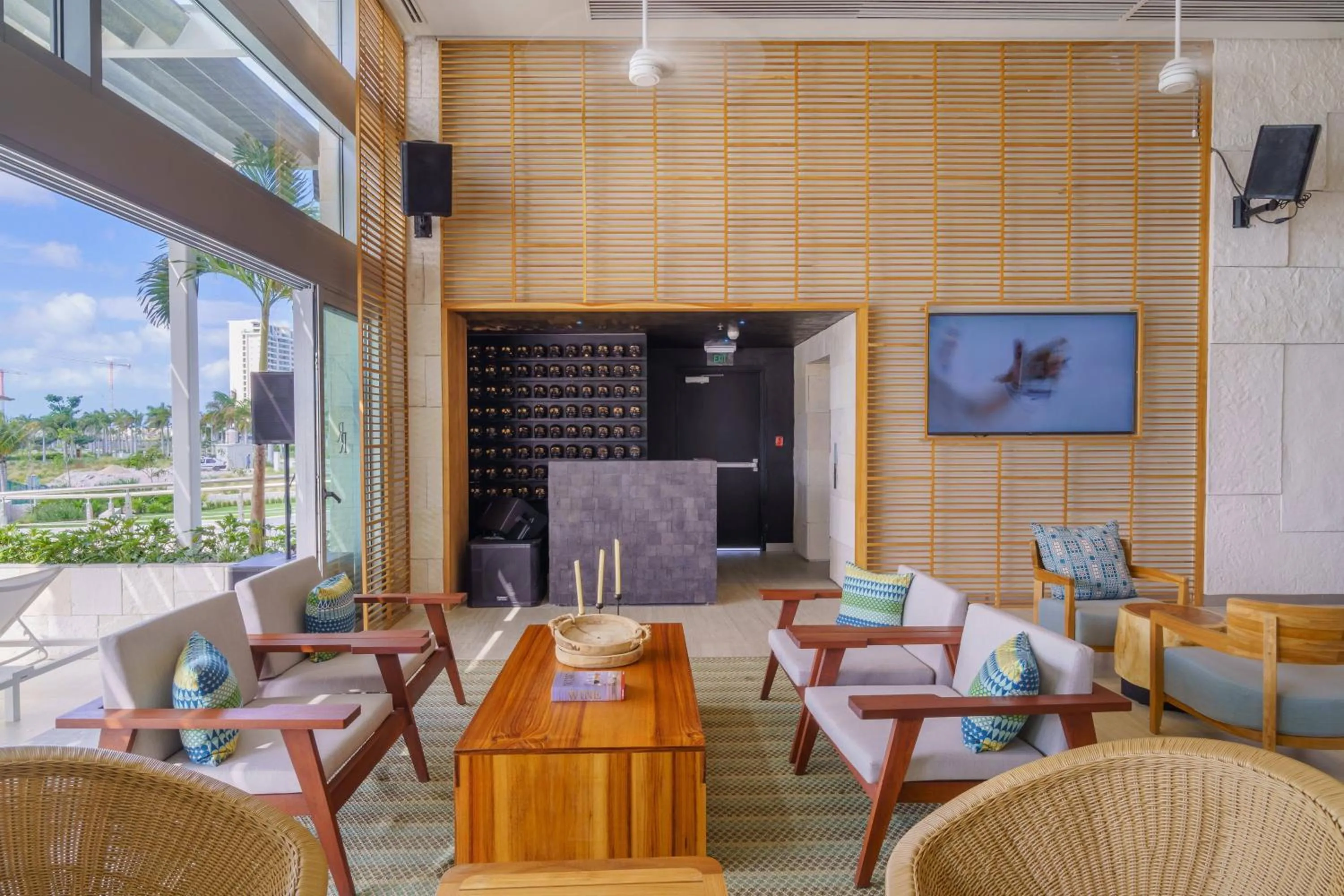 Lounge or bar in Renaissance Cancun Resort & Marina