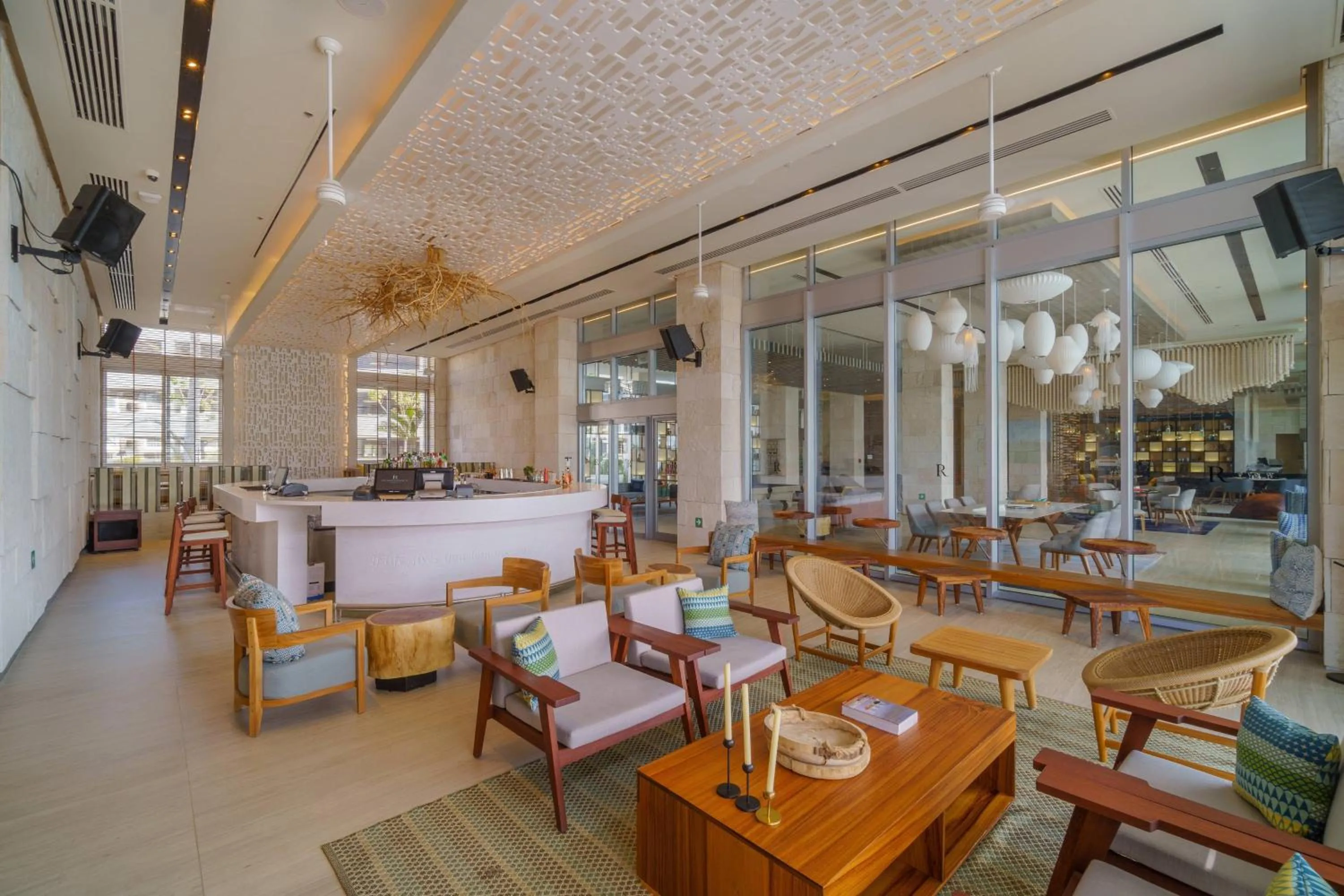 Lounge or bar in Renaissance Cancun Resort & Marina