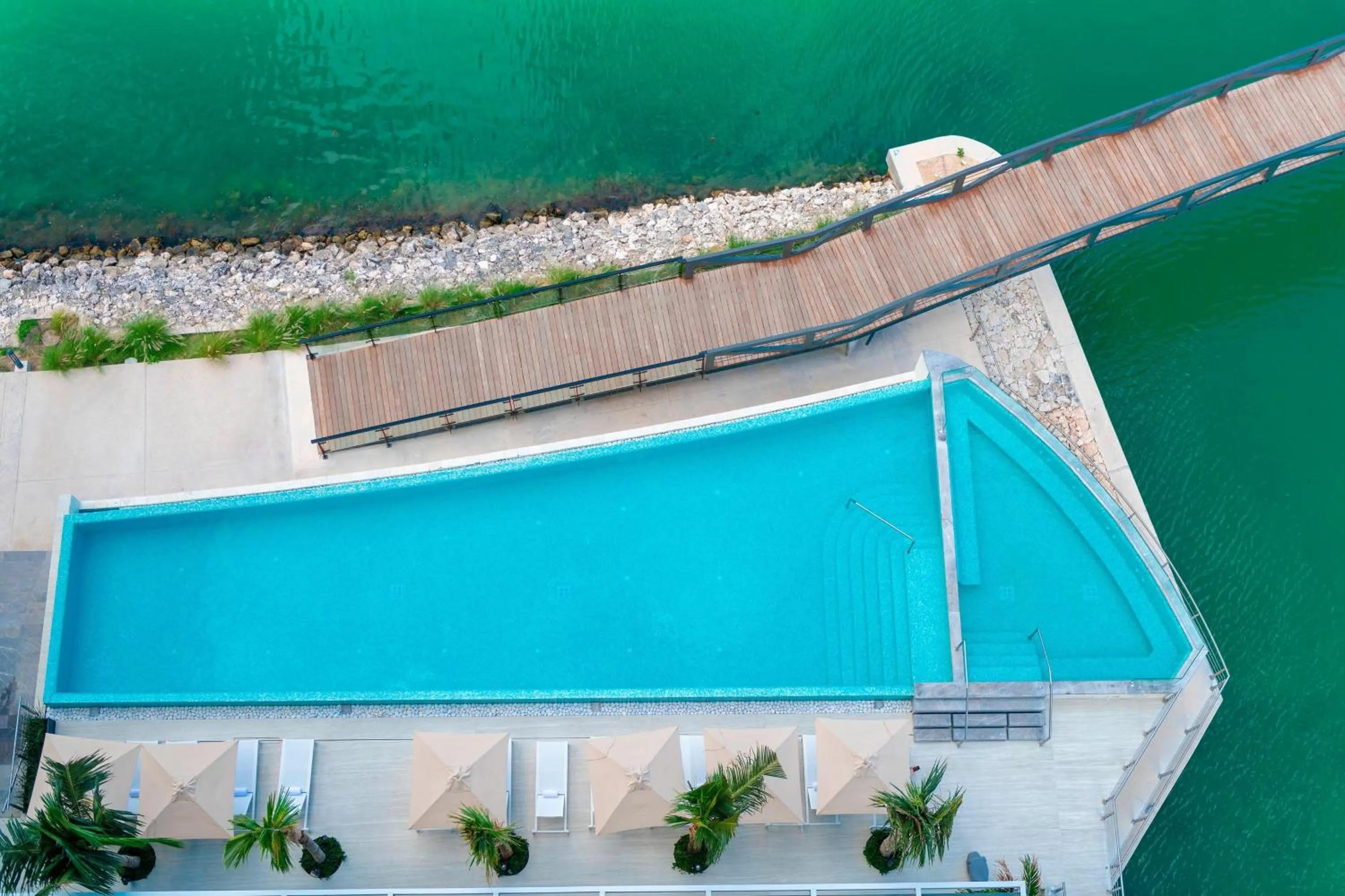 Swimming pool in Renaissance Cancun Resort & Marina
