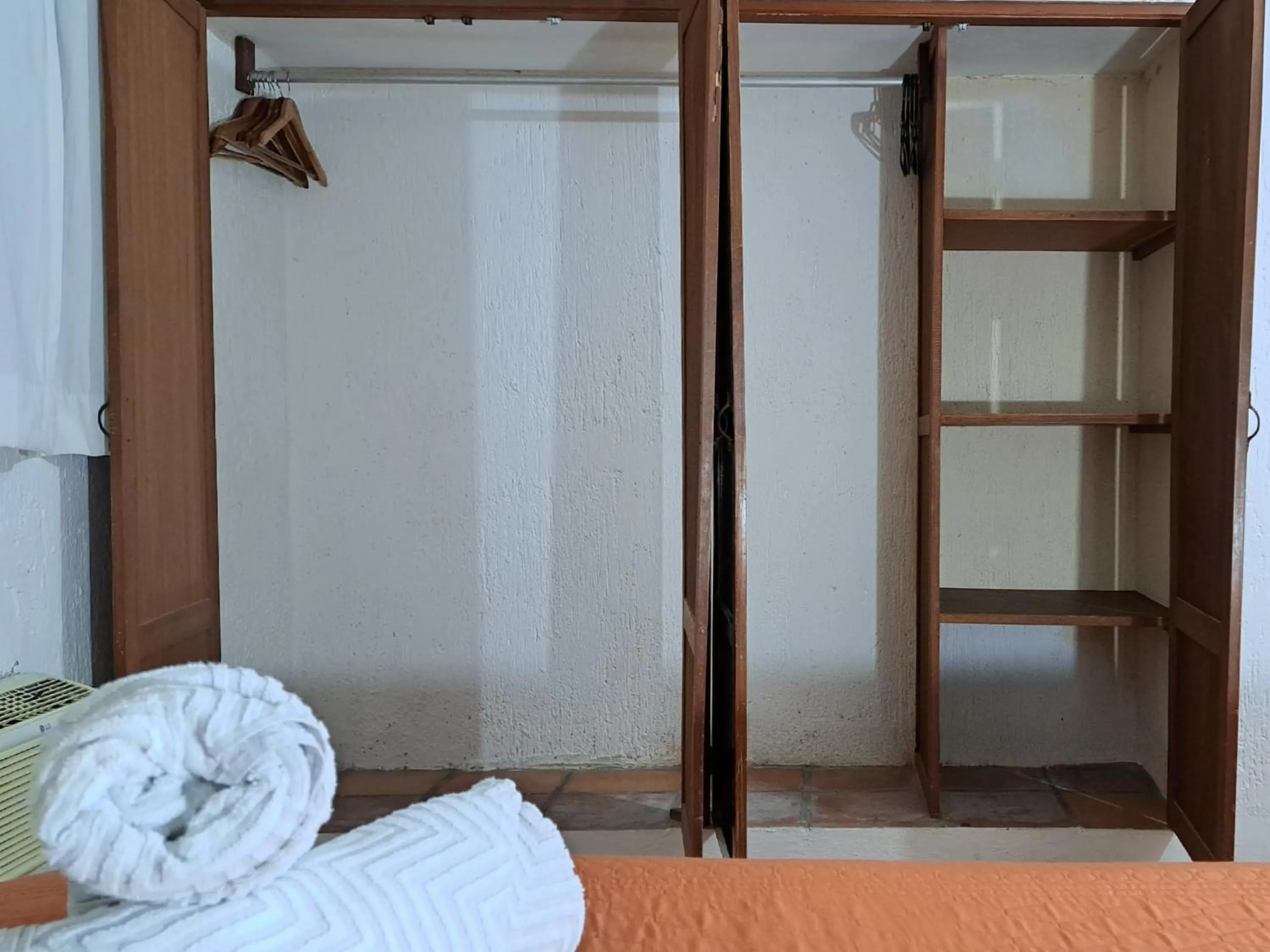 wardrobe, Bed in Apartamento Bizantino