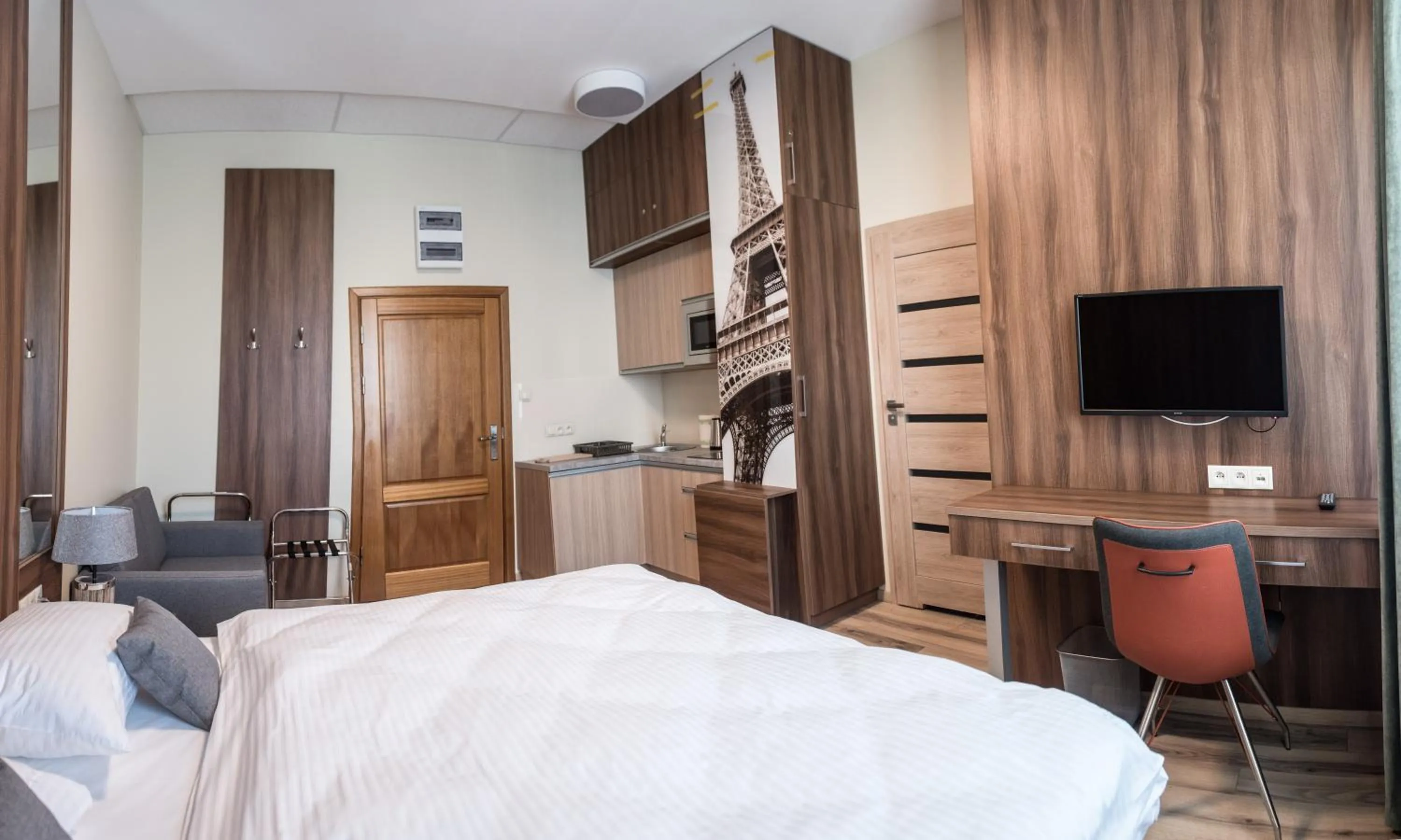 Communal lounge/ TV room, Bed in Metropolis Apartamenty Centrum