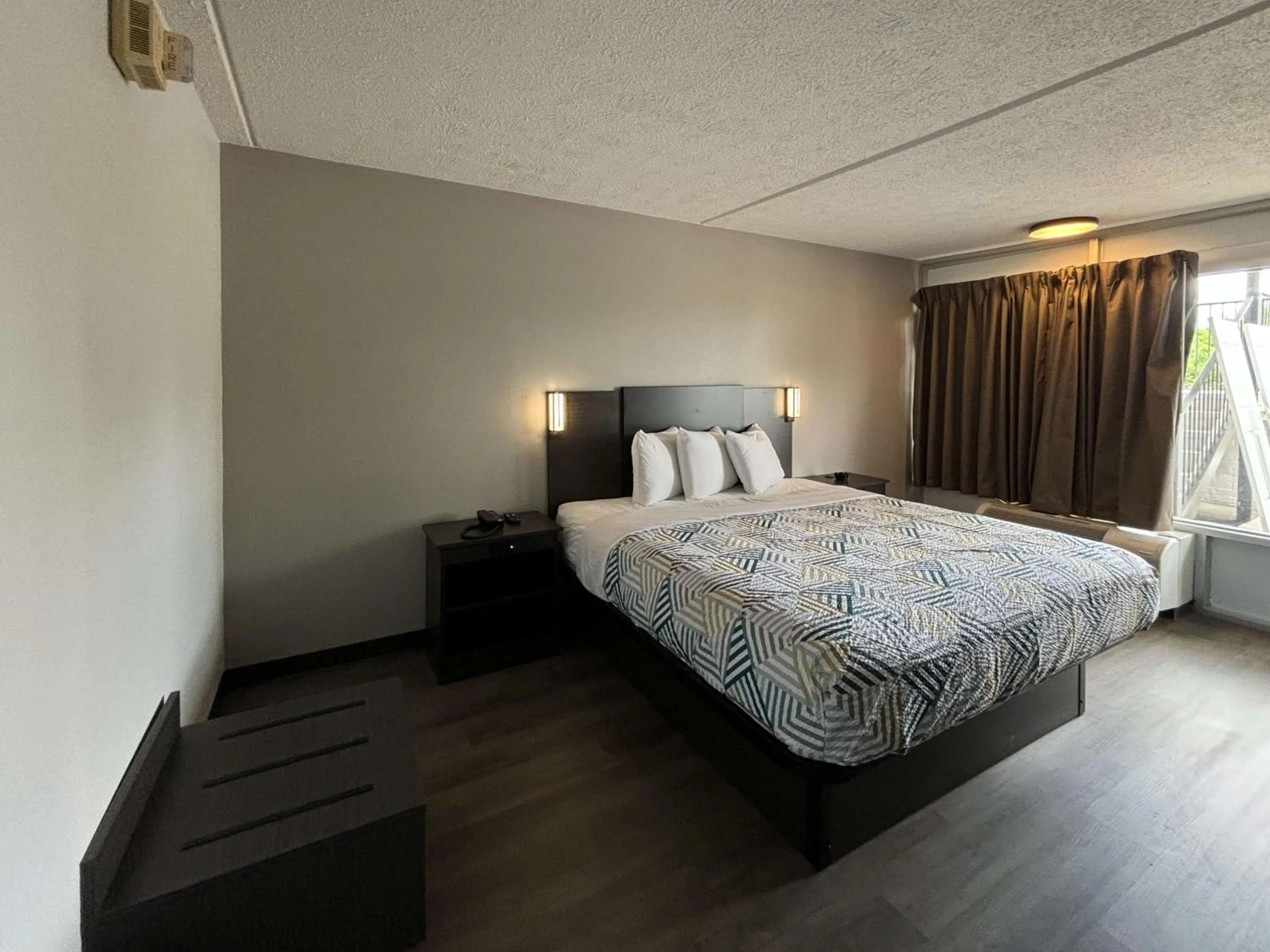 Bedroom, Bed in Motel 6 Richmond, KY EKU Campus Area